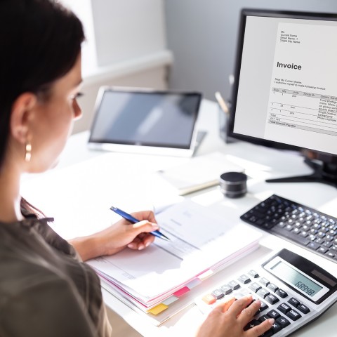 Mujer trabajando en un computador, representando el enfoque técnico y profesional del curso de Certificación en Gerencia Tributaria de la USFQ.