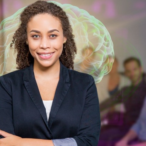 Mujer liderando un grupo de personas junto a una imagen de un cerebro, representando los conceptos enseñados en el Certificado Neuroliderazgo para Gerentes de la USFQ.