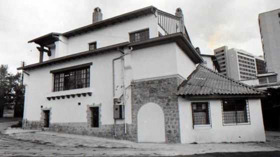 En el alto sótano de la casita funcionaba el Dragon’s Inn, la primera cafetería y el centro de cómputo donado por Citibank