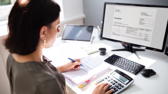 Mujer trabajando en un computador, representando el enfoque técnico y profesional del curso de Certificación en Gerencia Tributaria de la USFQ.