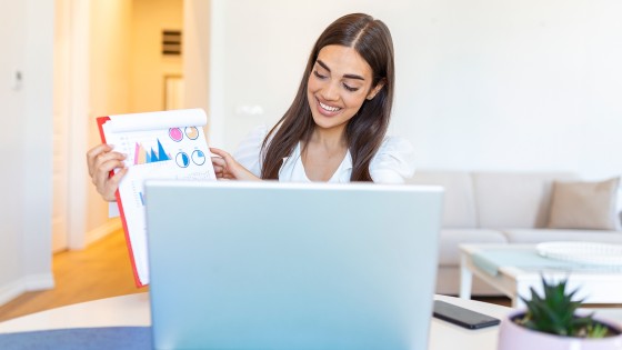 Mujer presentando gráficos y datos en una videollamada, representando el uso de la analítica de datos para la toma de decisiones estratégicas, en el curso de Decisiones Estratégicas con Analítica de Datos de la USFQ.