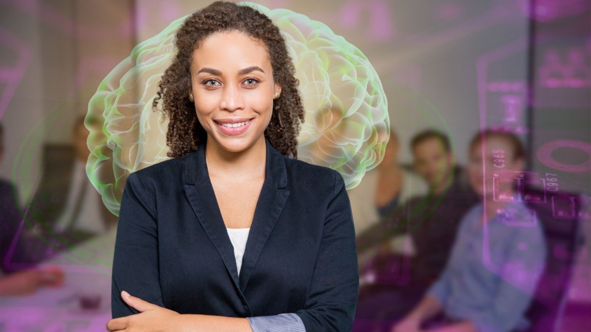 Mujer liderando un grupo de personas junto a una imagen de un cerebro, representando los conceptos enseñados en el Certificado Neuroliderazgo para Gerentes de la USFQ.