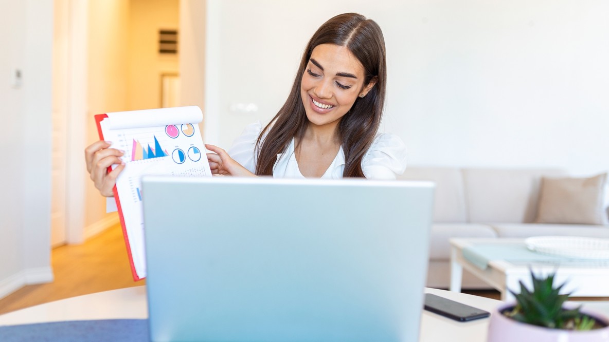 Mujer presentando gráficos y datos en una videollamada, representando el uso de la analítica de datos para la toma de decisiones estratégicas, en el curso de Decisiones Estratégicas con Analítica de Datos de la USFQ.