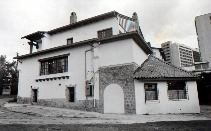 En el alto sótano de la casita funcionaba el Dragon’s Inn, la primera cafetería y el centro de cómputo donado por Citibank