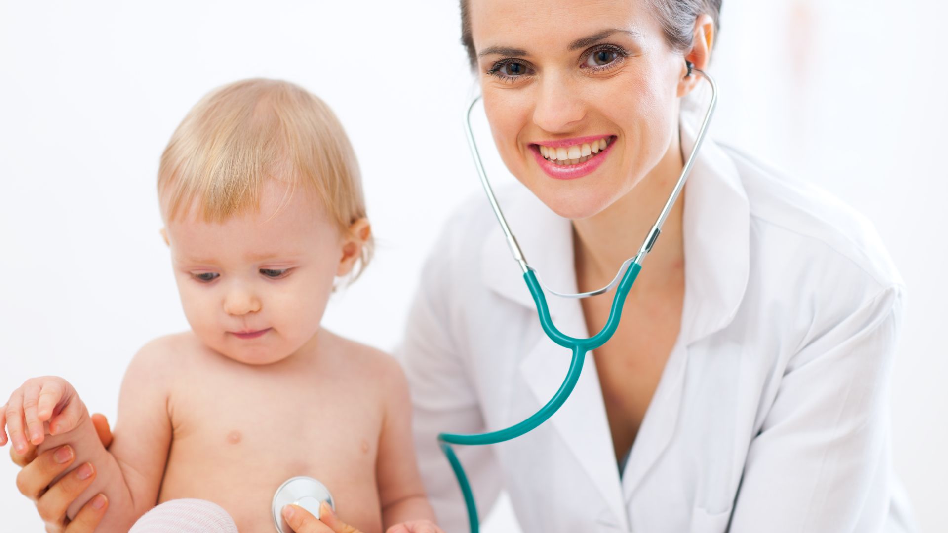 Буквы педиатр. Педиатр картинка. Охрана здоровья детей и подростков. Врач педиатр с ребенком. Педиатр фото.