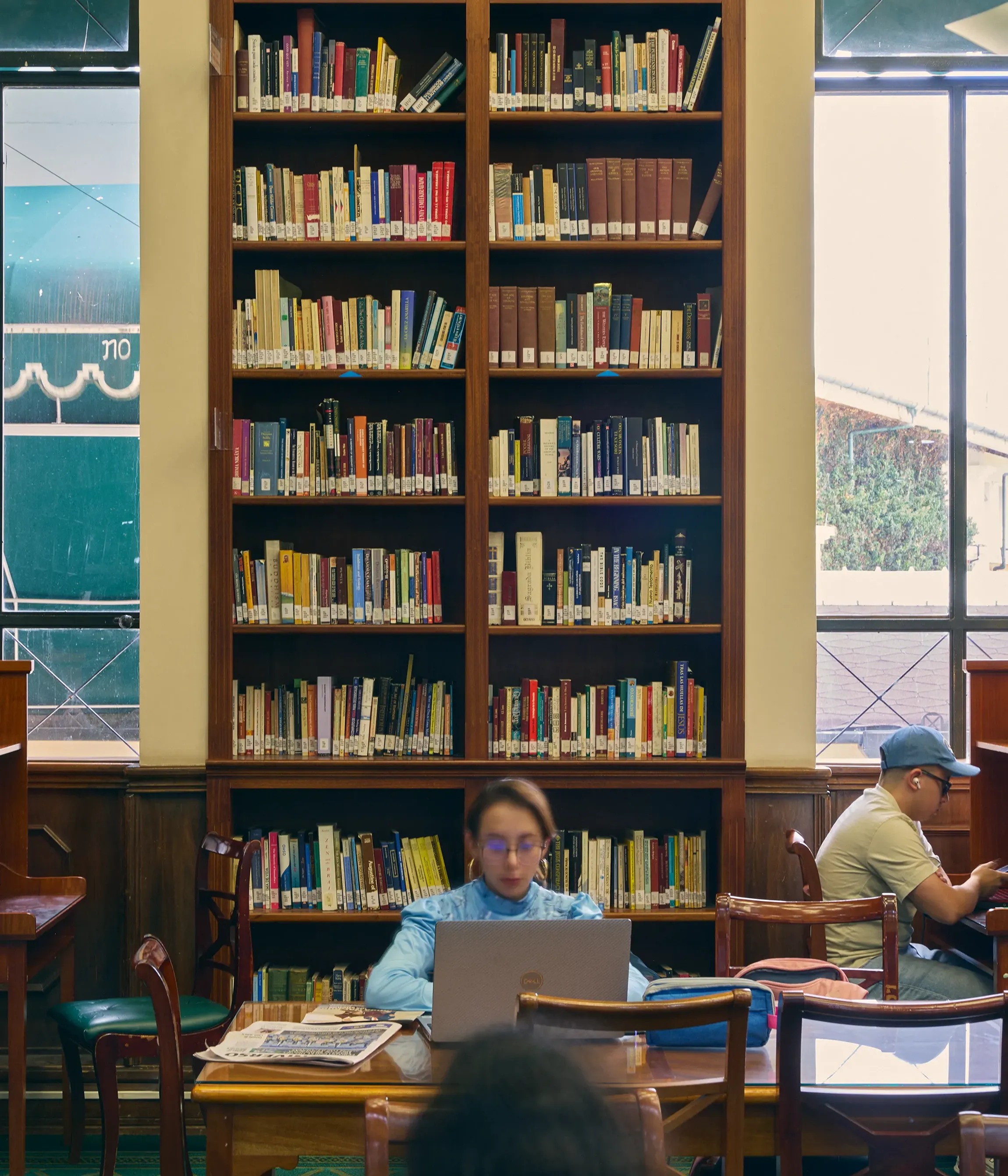persona en biblioteca