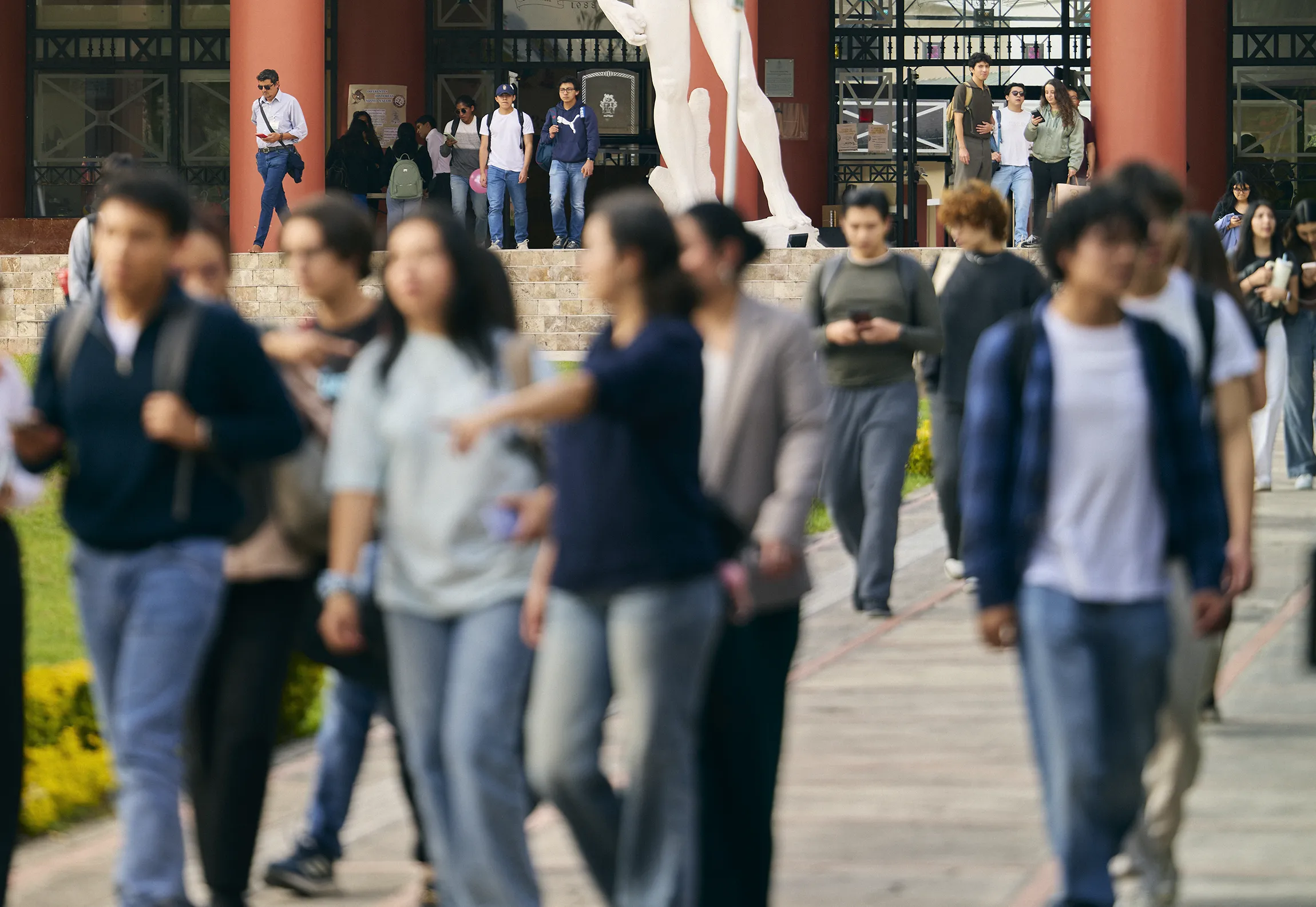 estudiantes en movimiento
