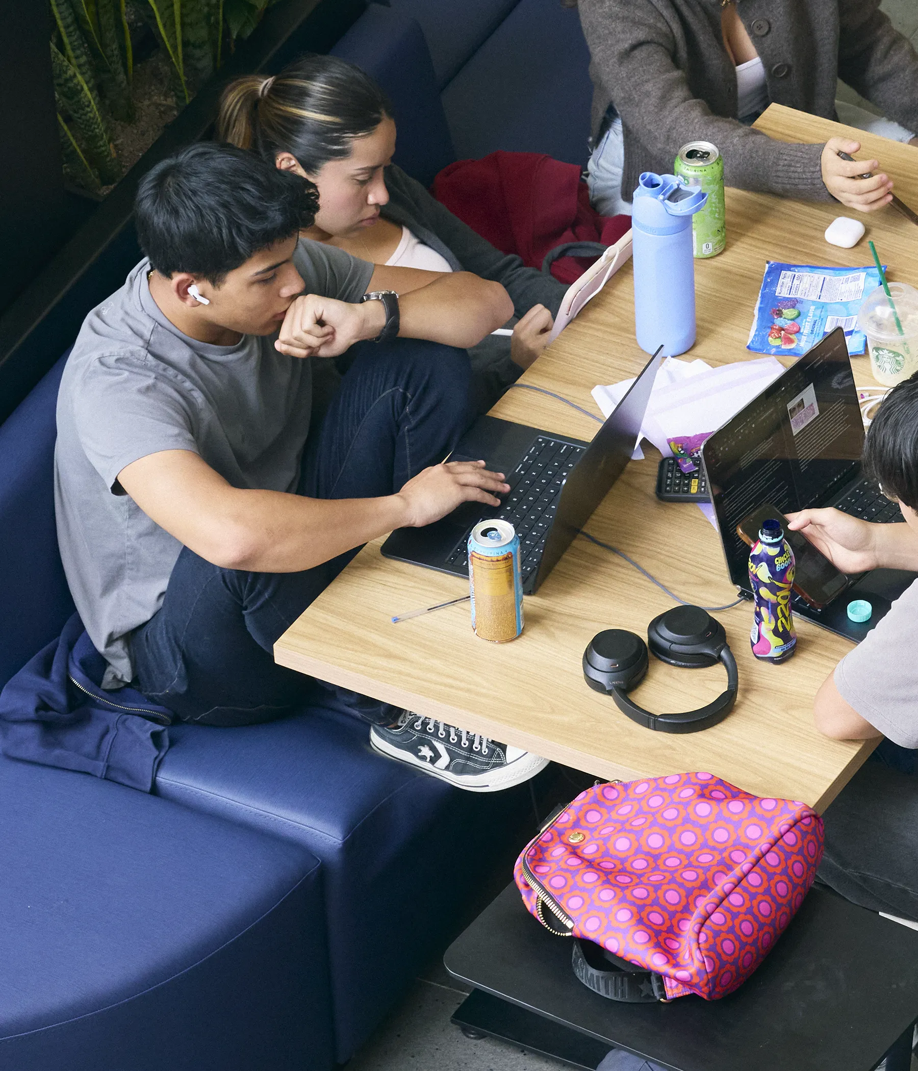 estudiante con laptop