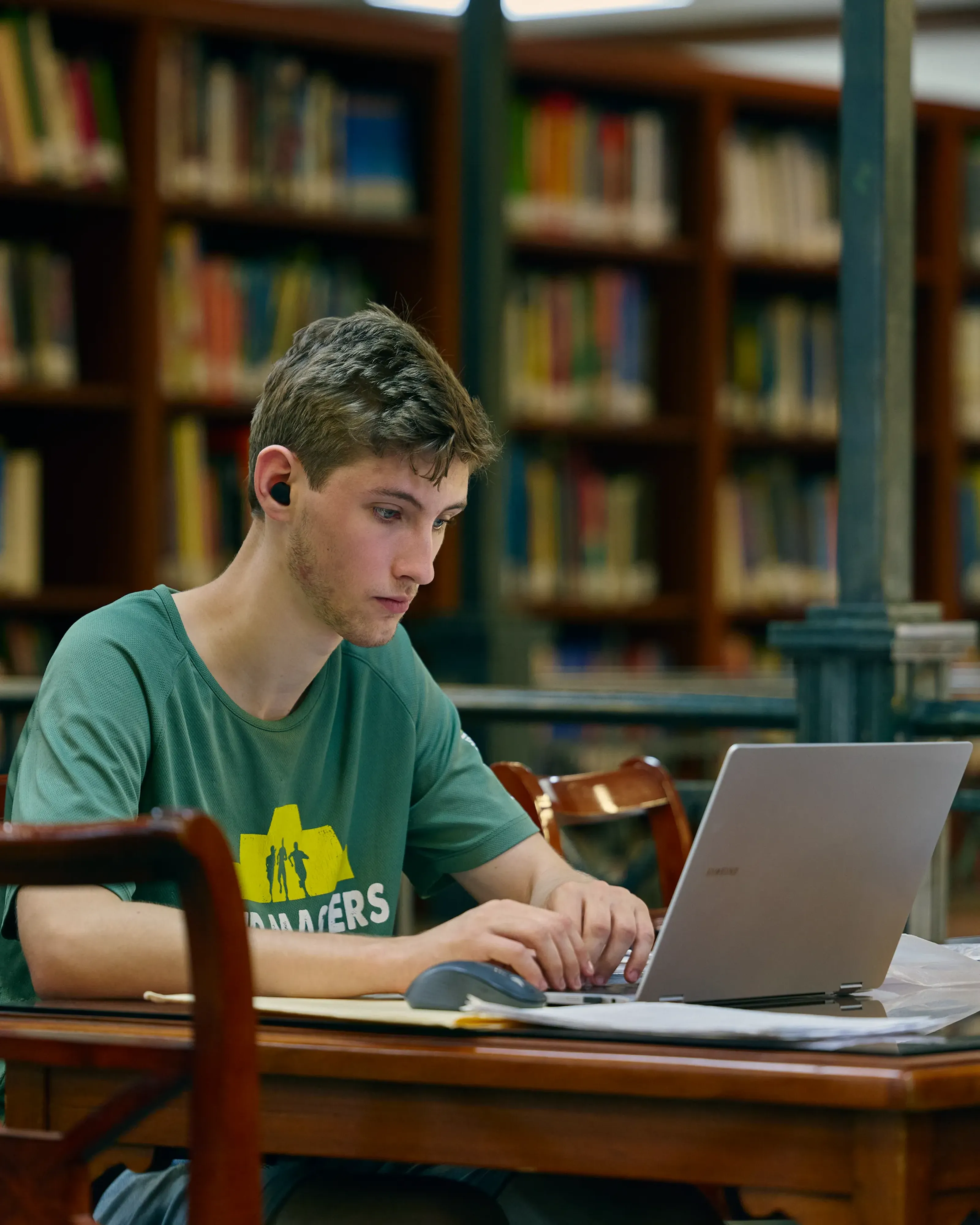 estudiante en biblioteca