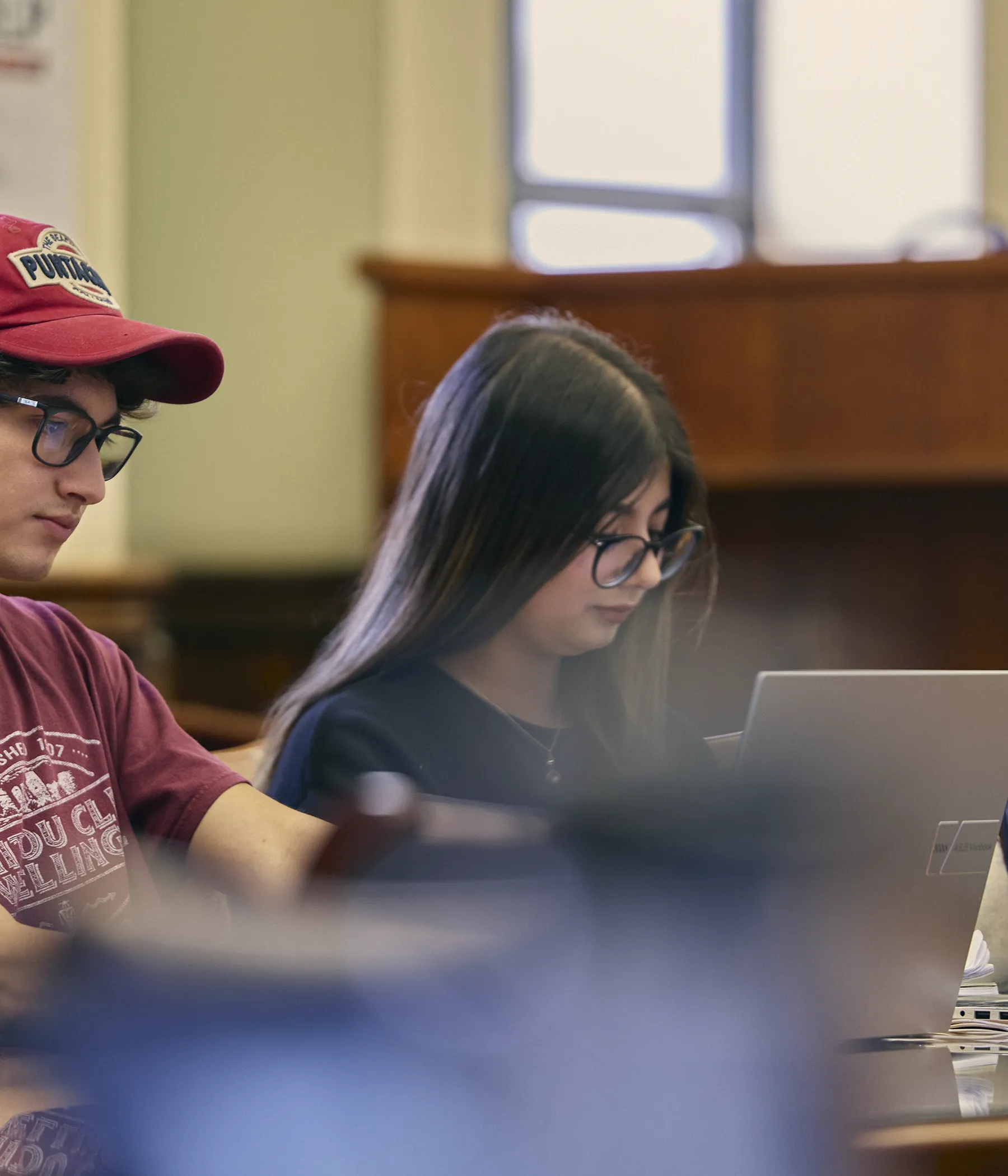 estudiantes en biblioteca