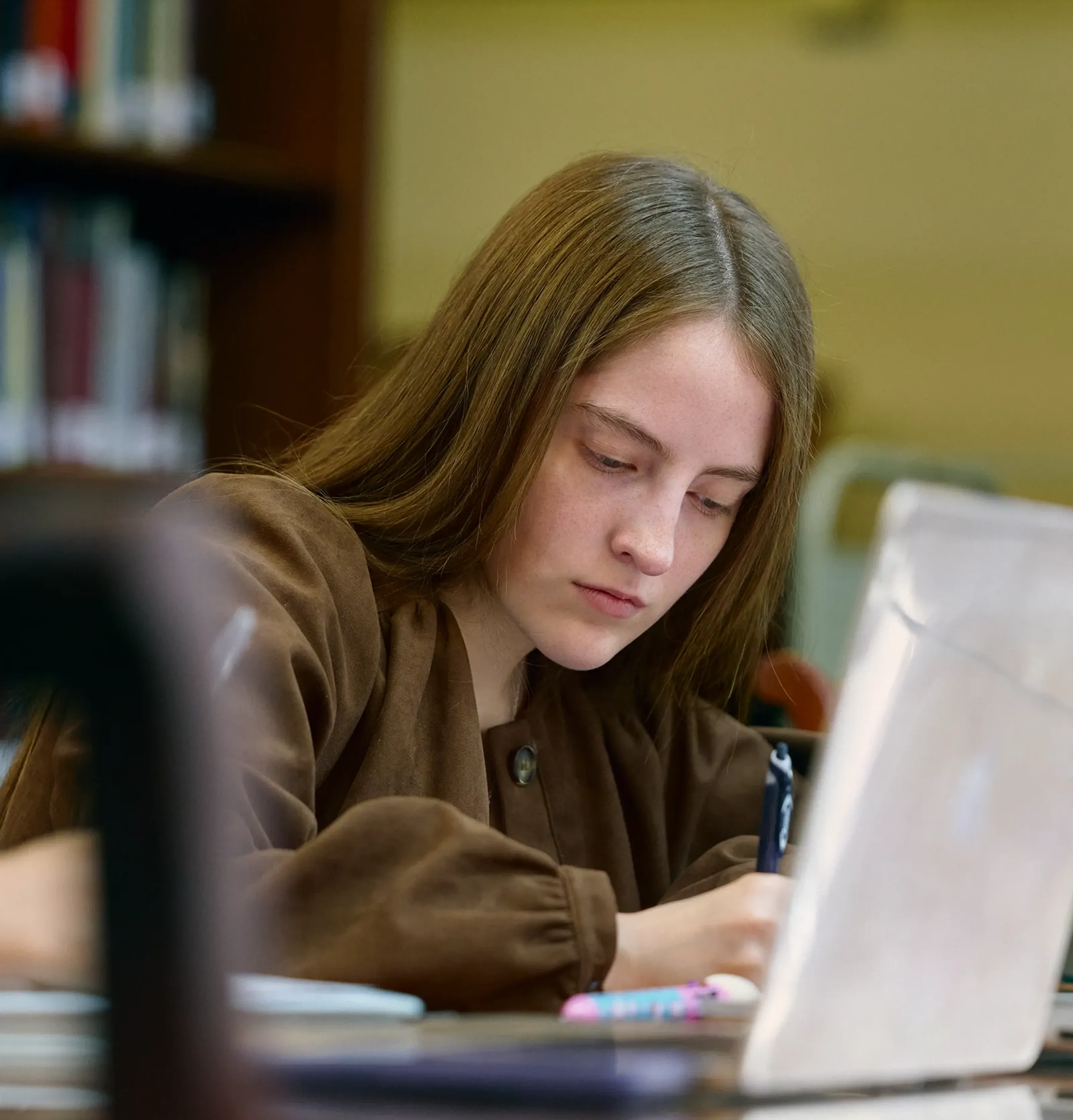 estudiante en biblioteca