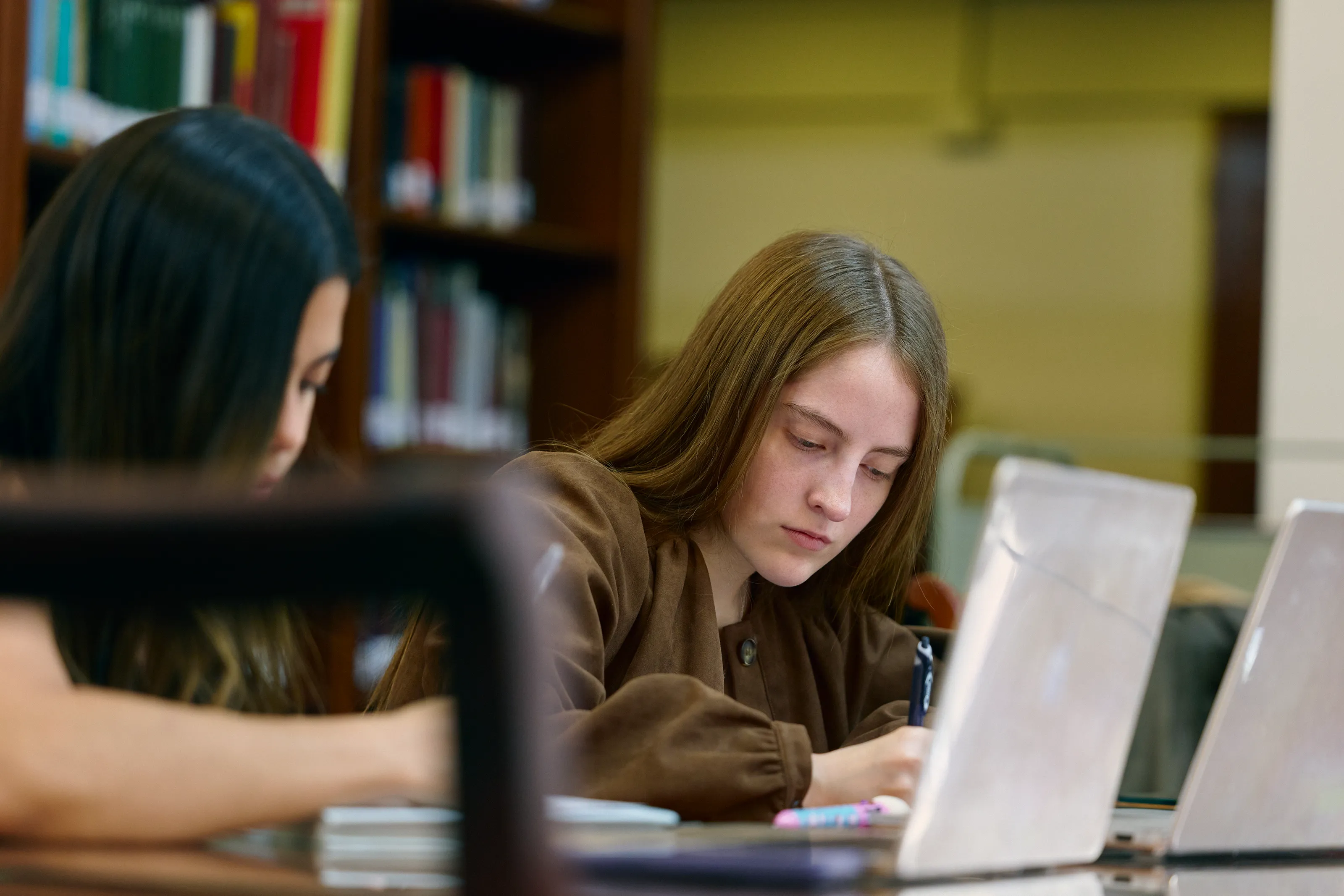 estudiante en laptop