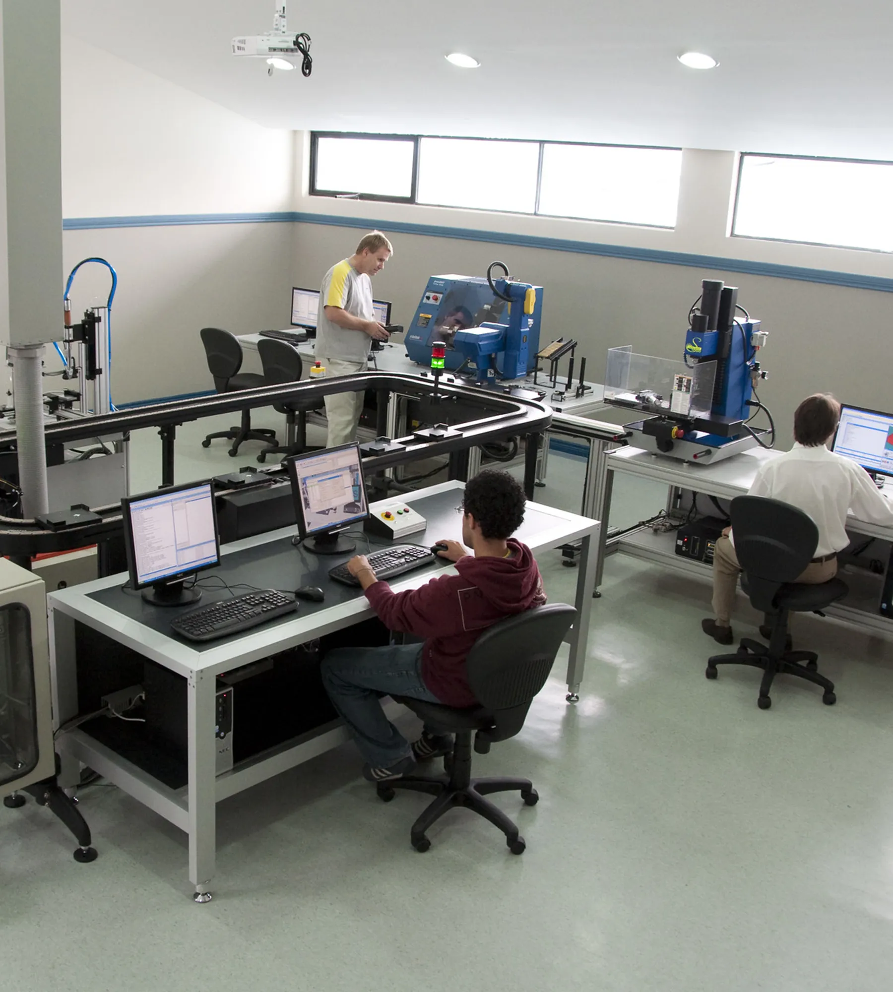 estudiantes en laboratorio