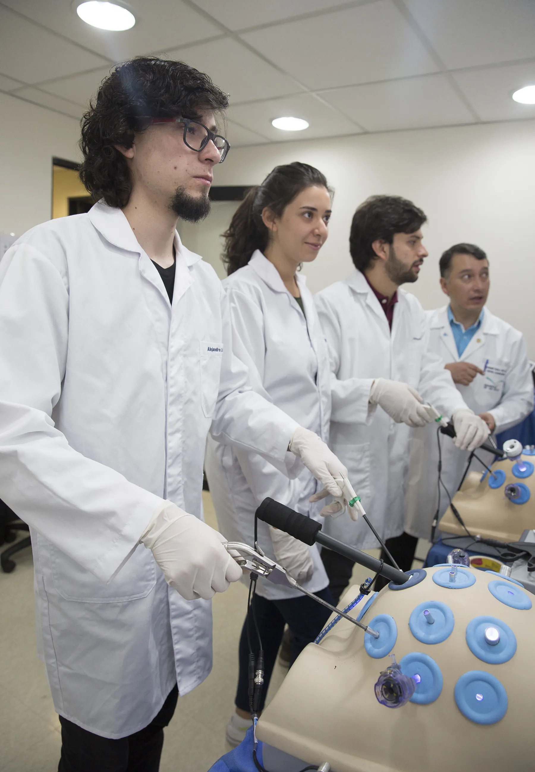estudiantes en simulación de cirugía 