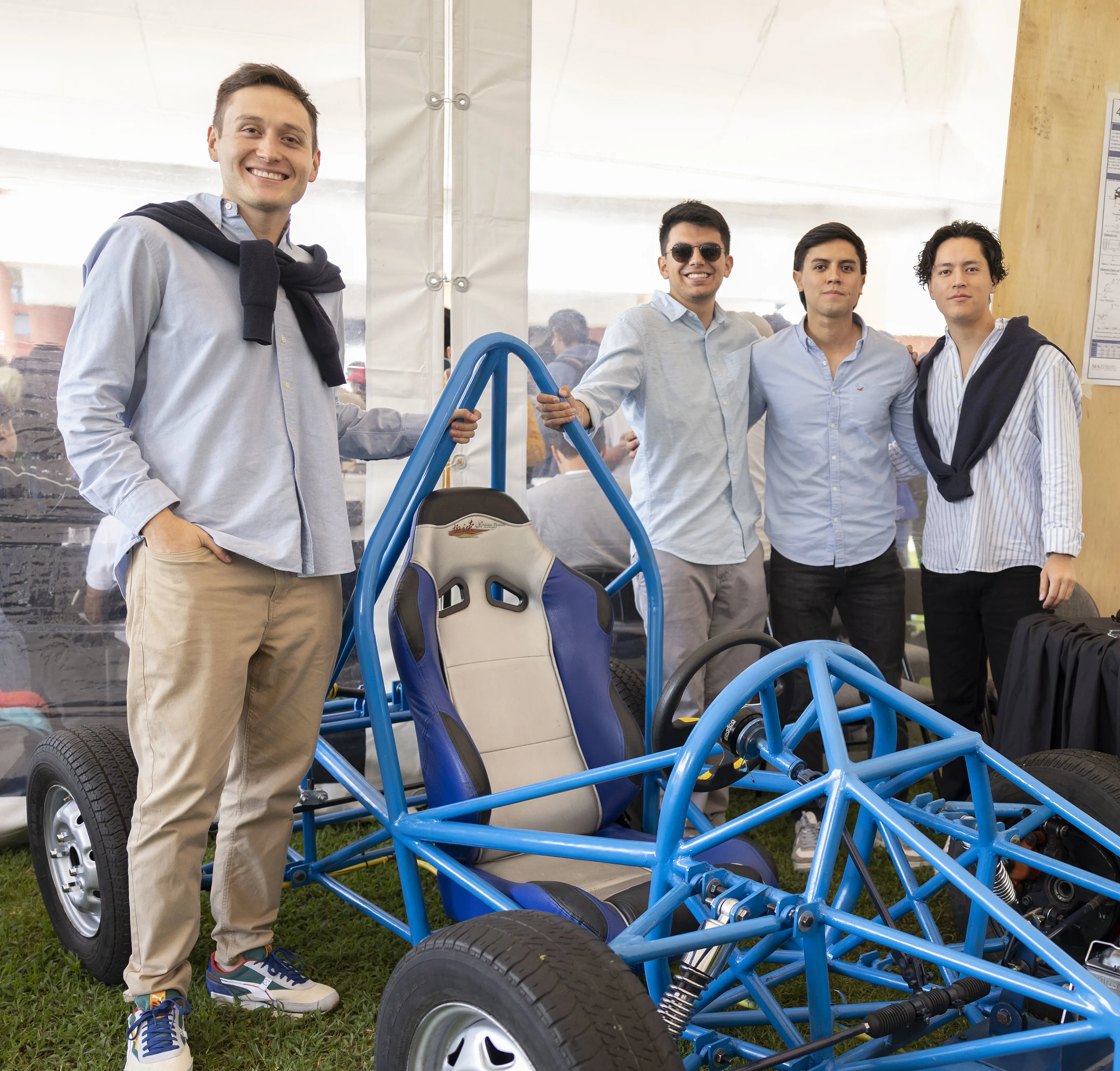 alumnos construye auto
