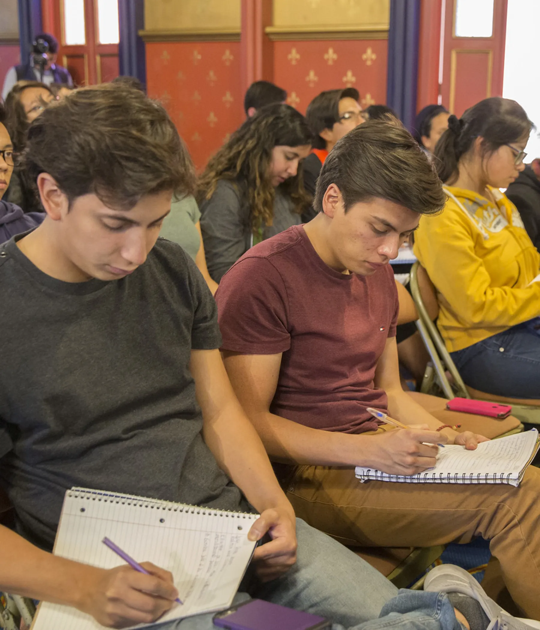dos jovenes escribiendo