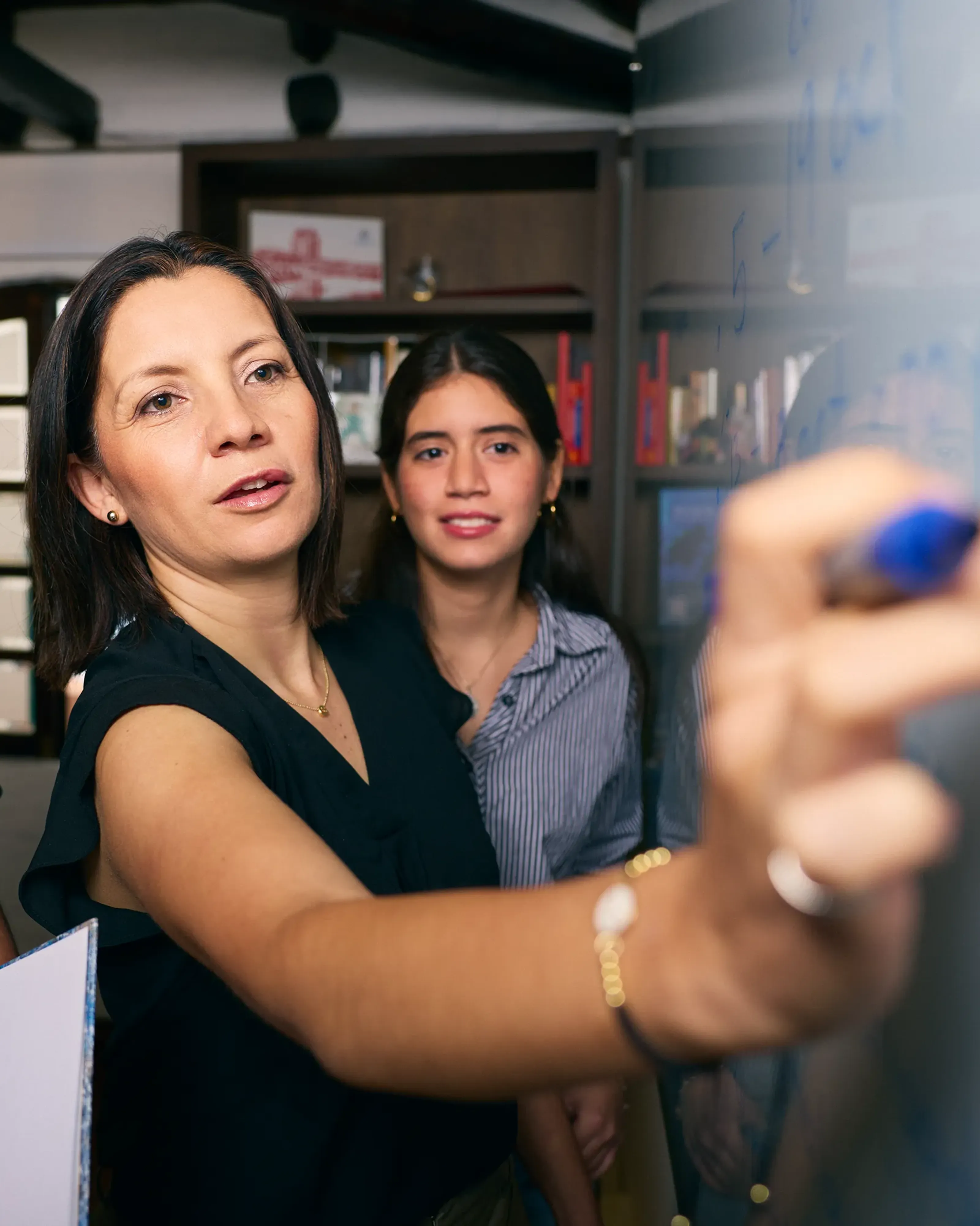estudiantes en pizarra 