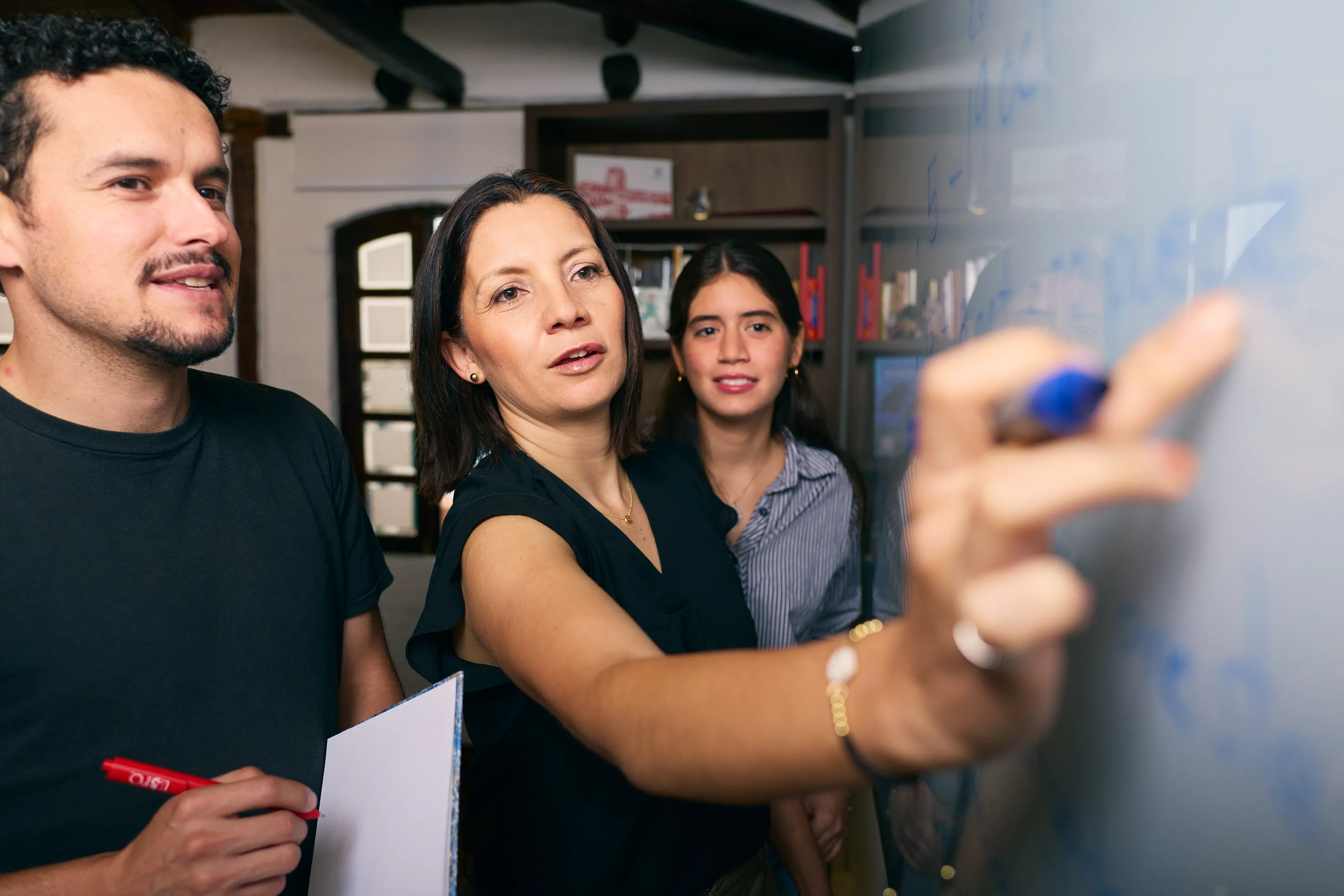 profesora en pizarra