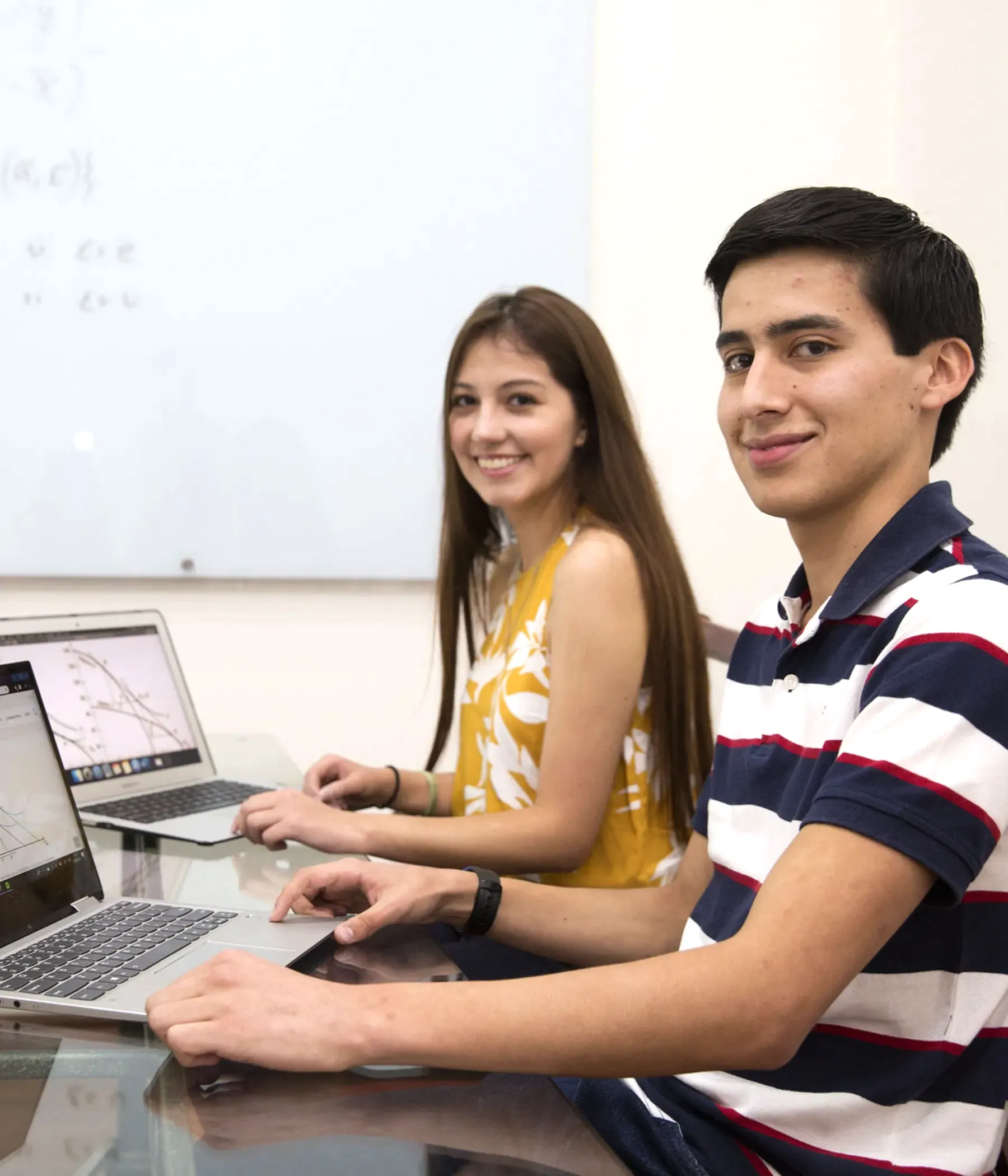 alumnos miran a cámara