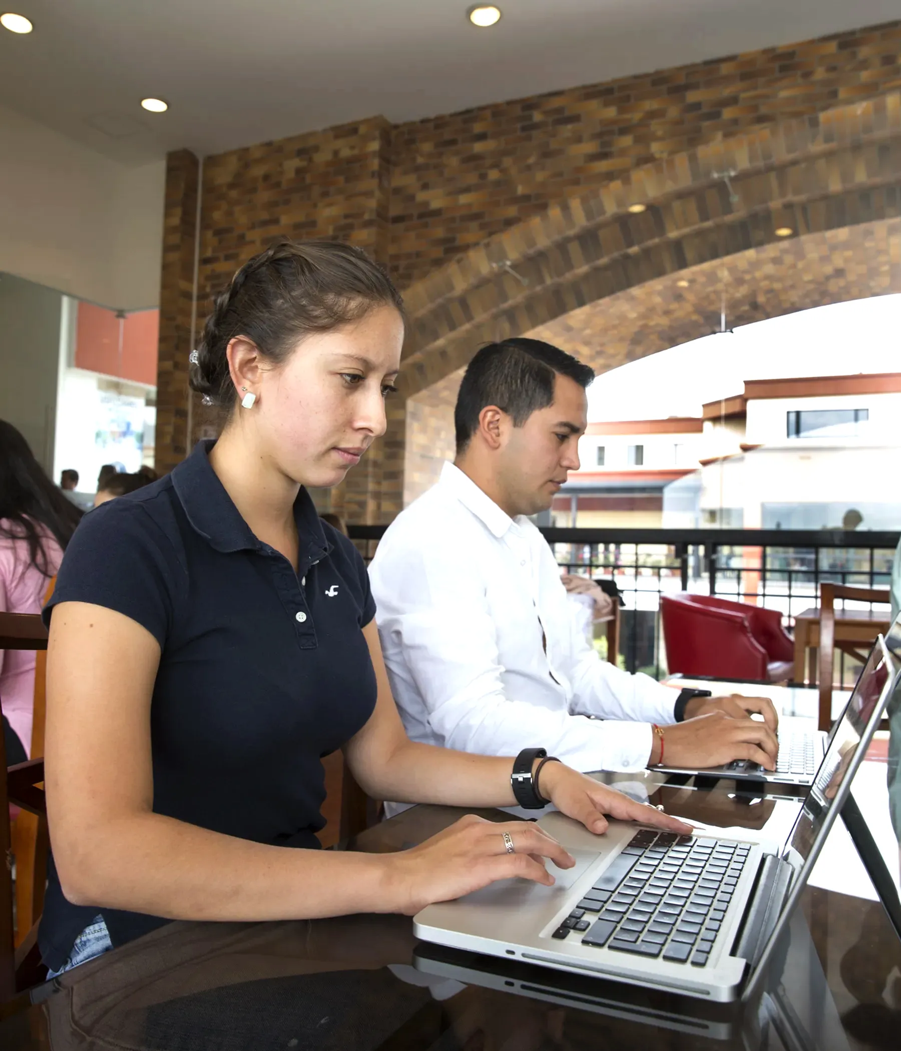 dos personas trabajando