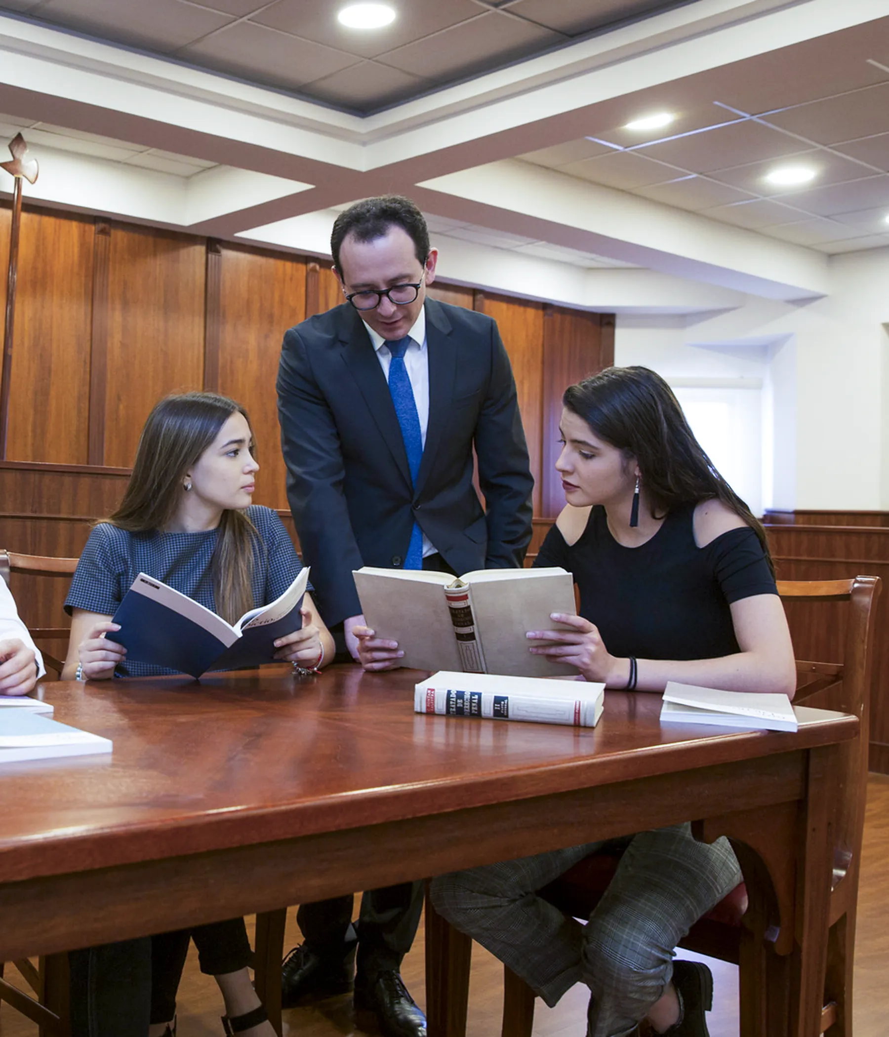 profesor con alumnas
