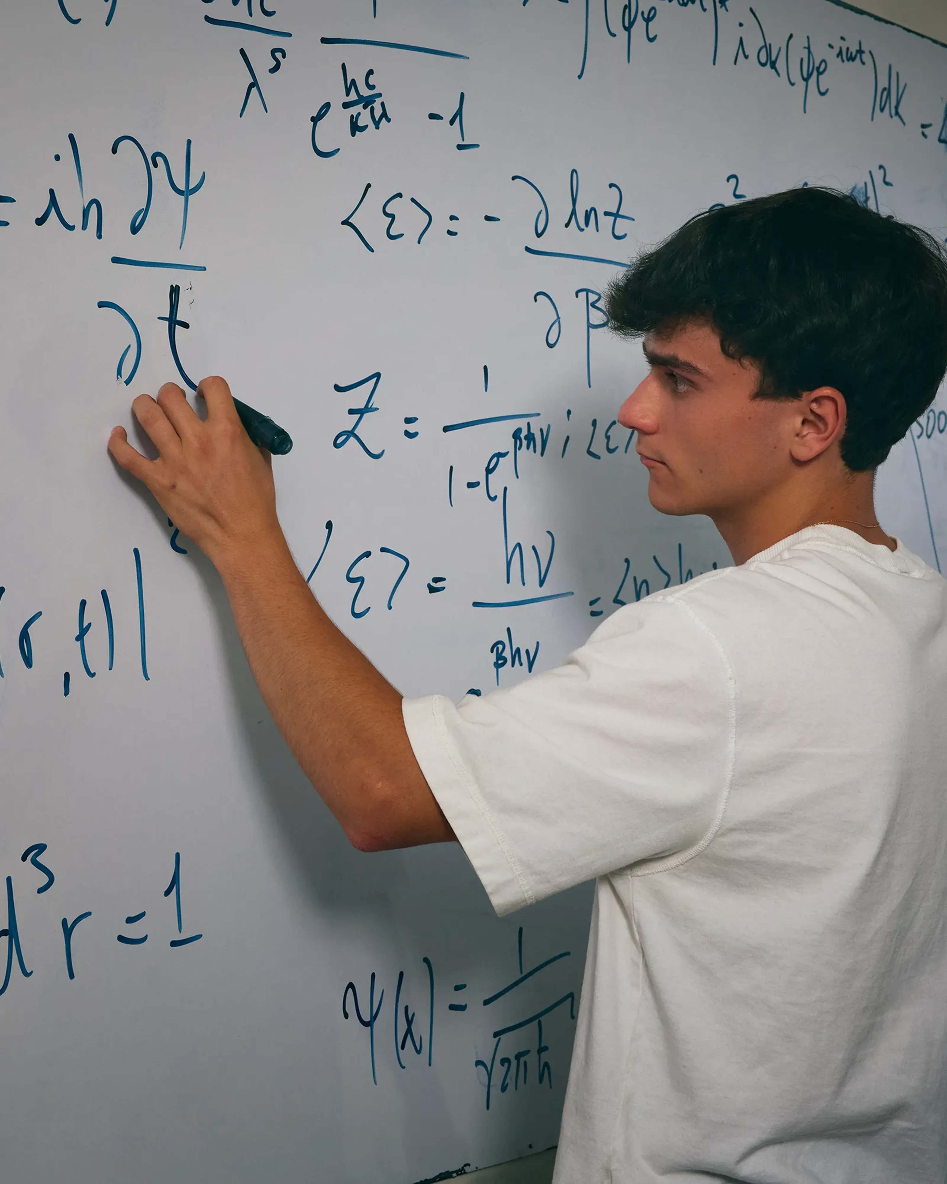 estudiante pizarra 