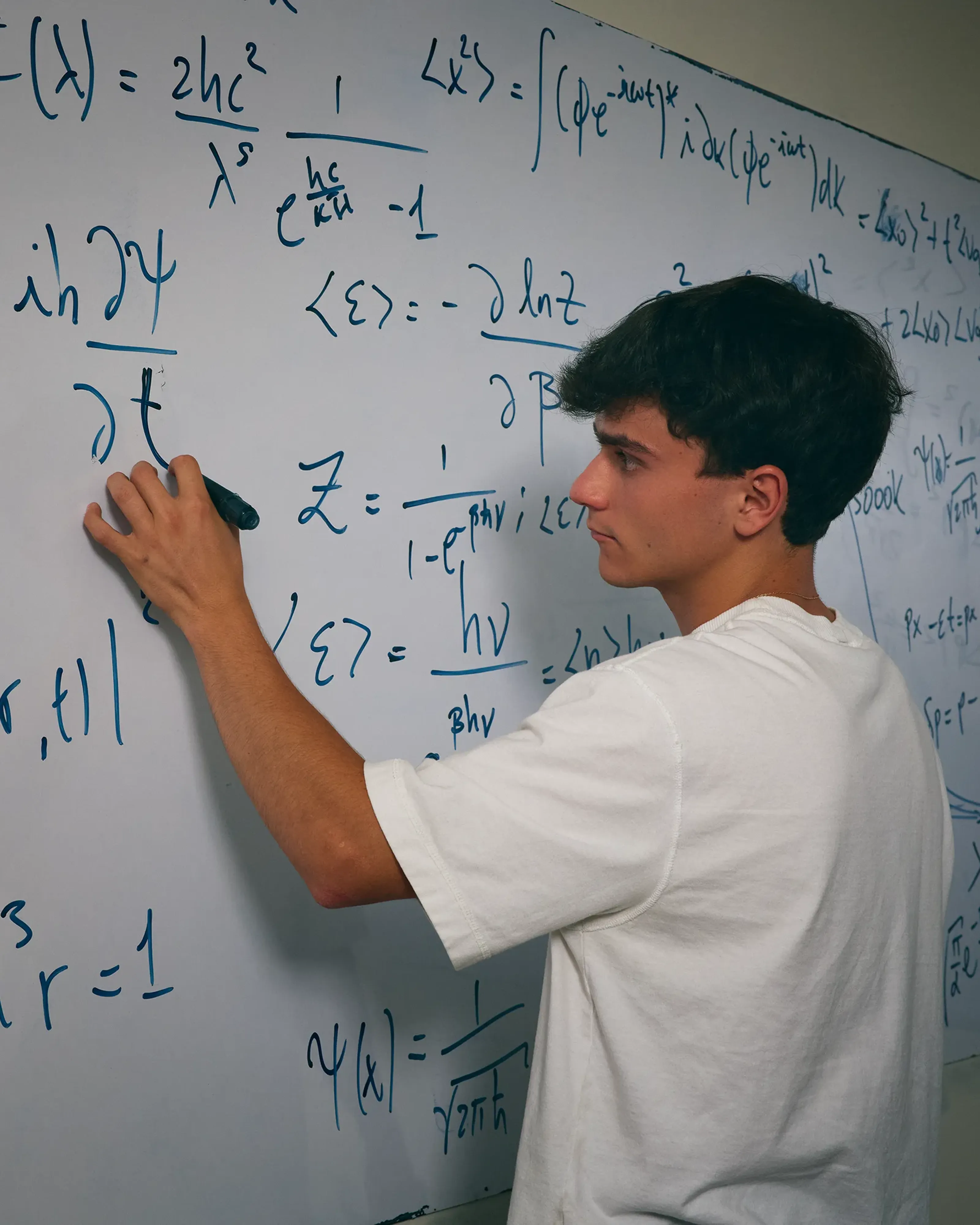 estudiante escribe formulas