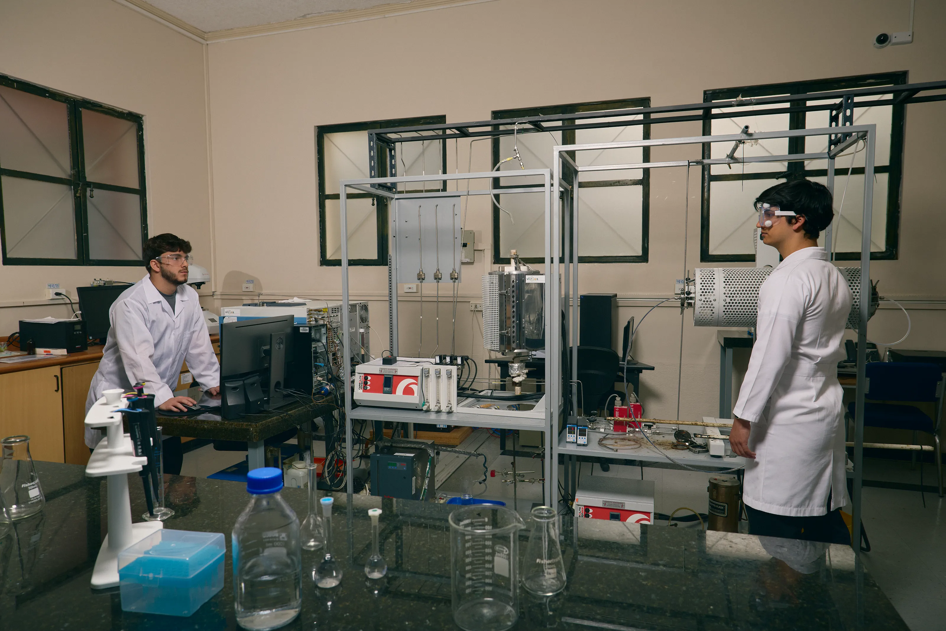 usfq-minor-colegio-ciencias-ingenierias-quimica-estudiantes-equipos-laboratorio.webp