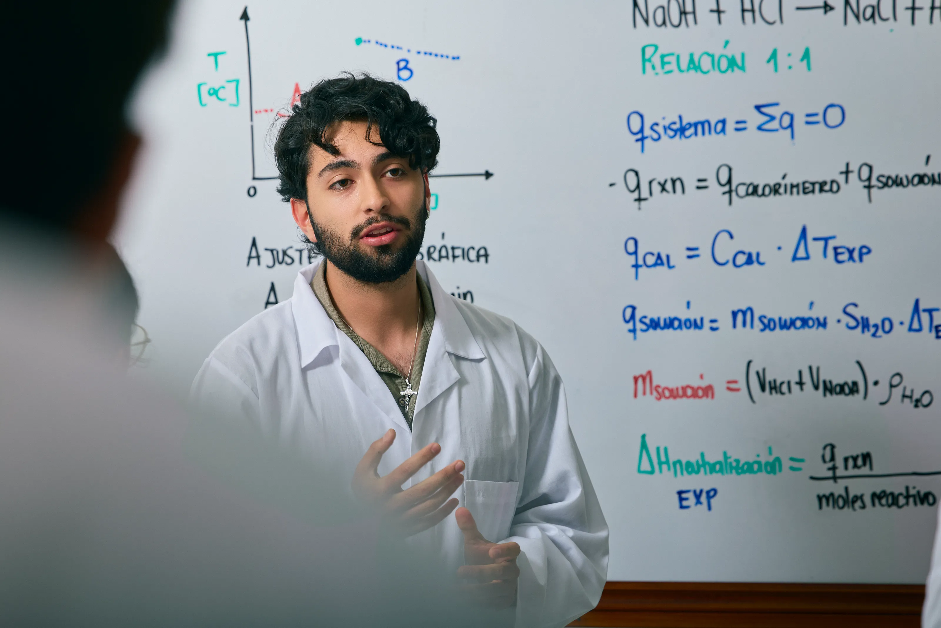 usfq-minor-colegio-ciencias-ingenierias-quimica-profesor-laboratorio.webp