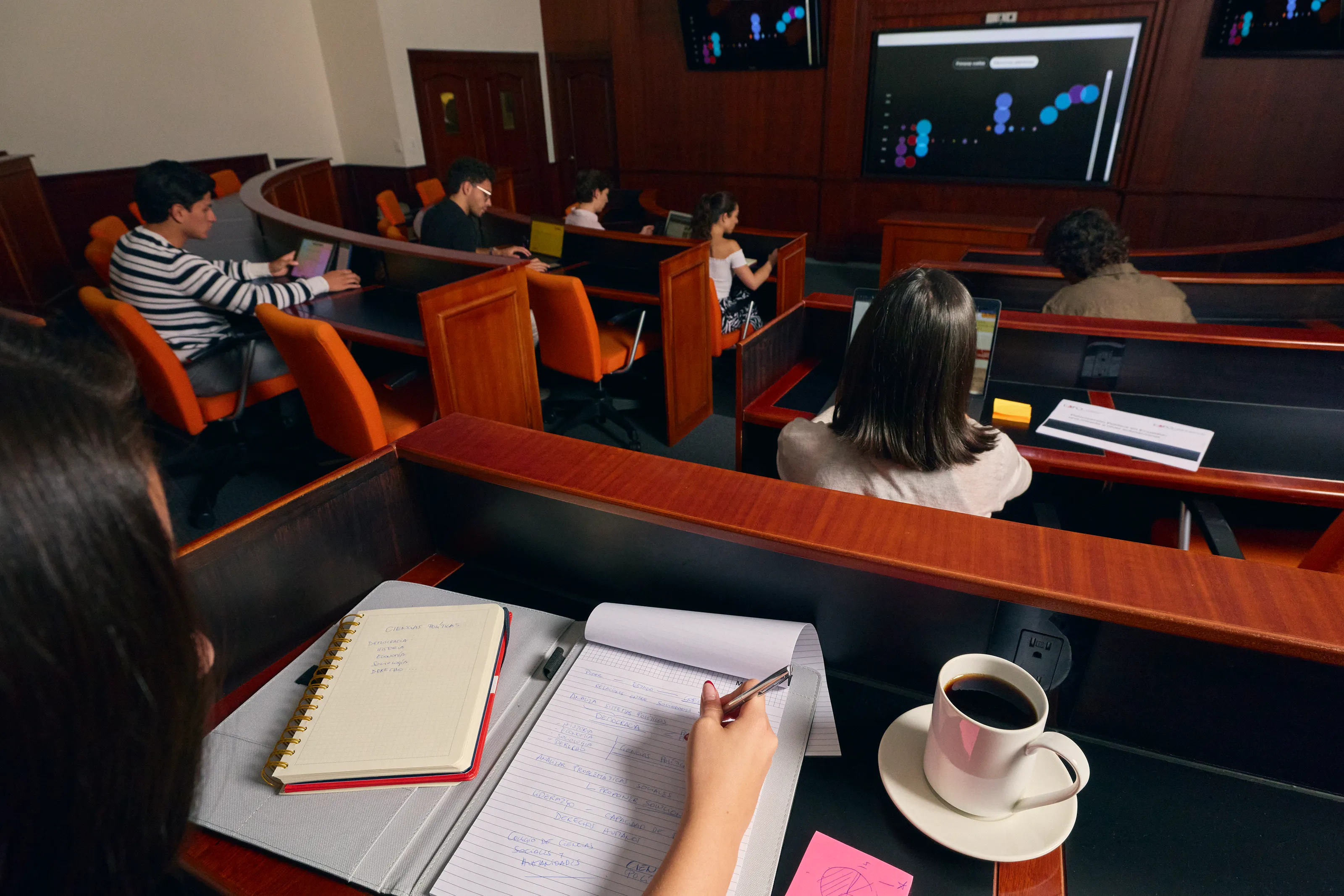 usfq-minor-colegio-ciencias-sociales-humanidades-ciencia-politica-estudiantes-clase