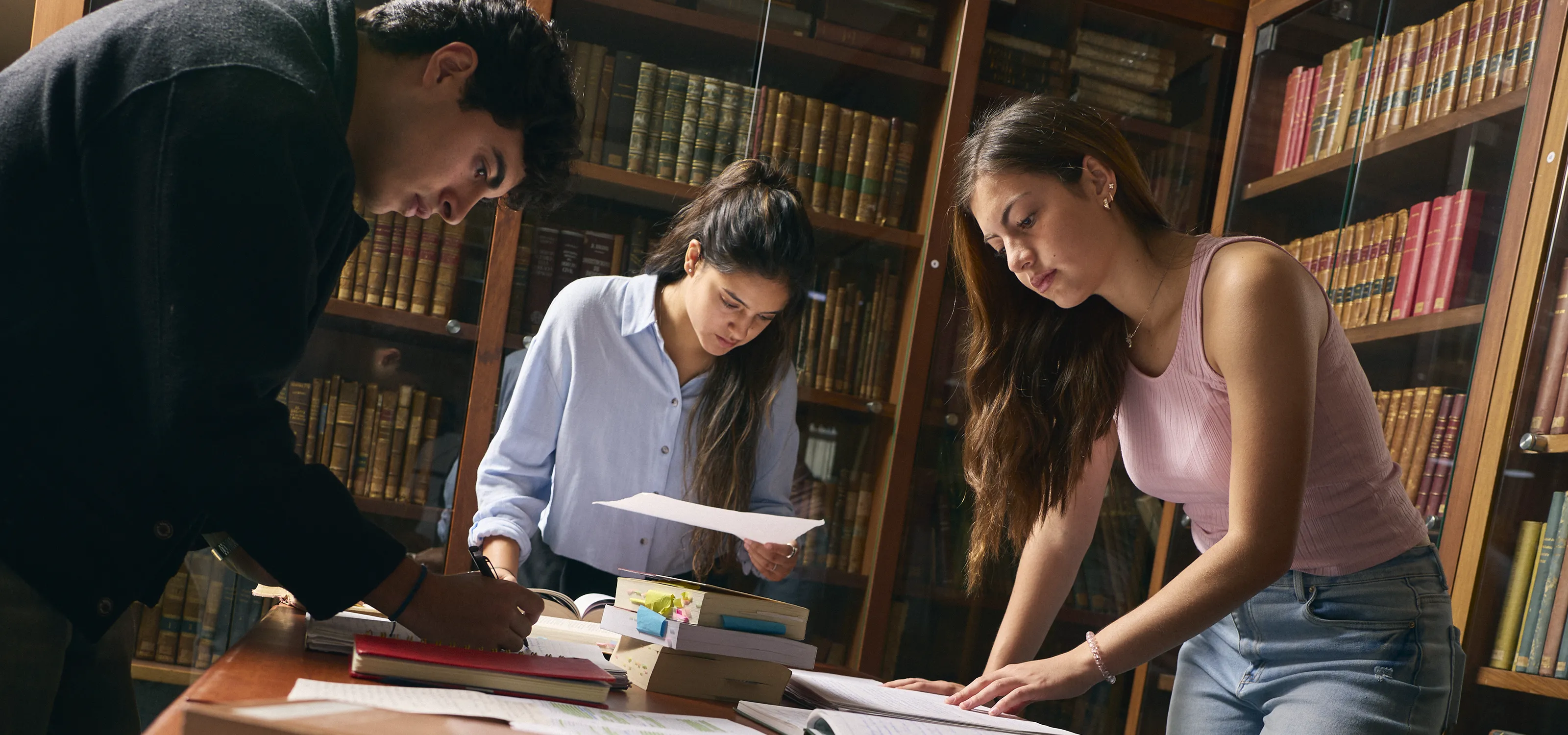 estudiantes biblioteca