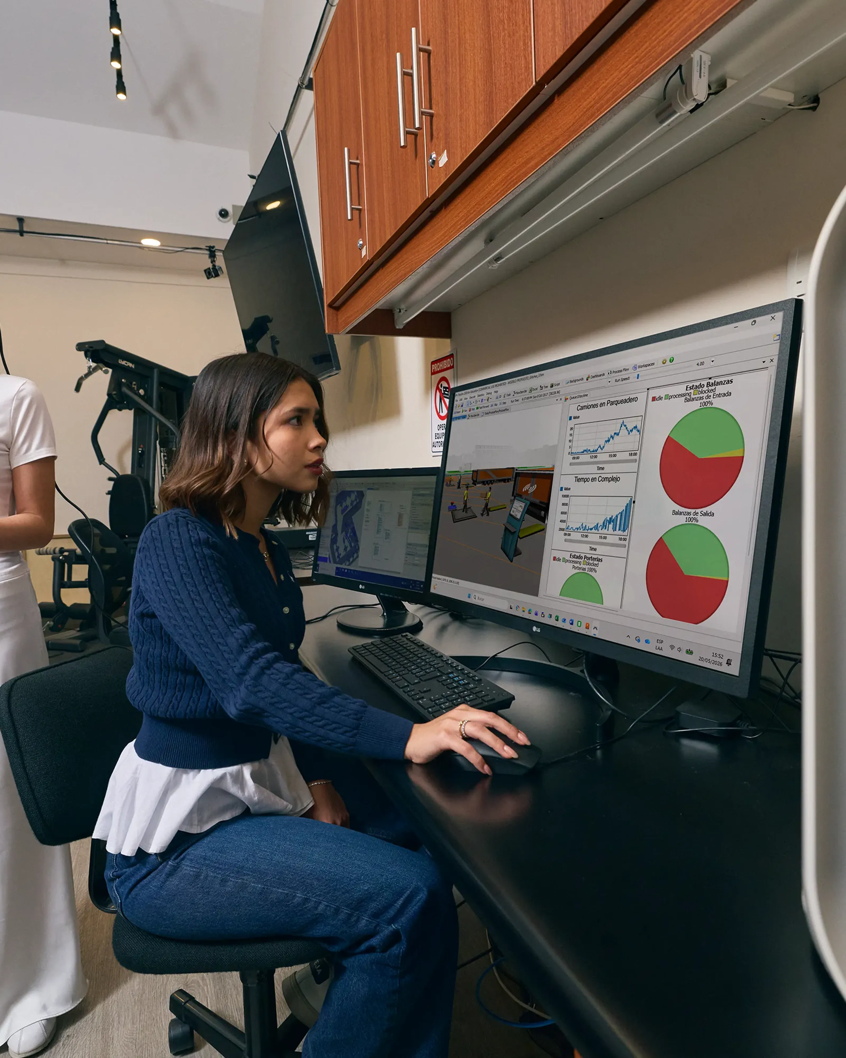 alumna en computador