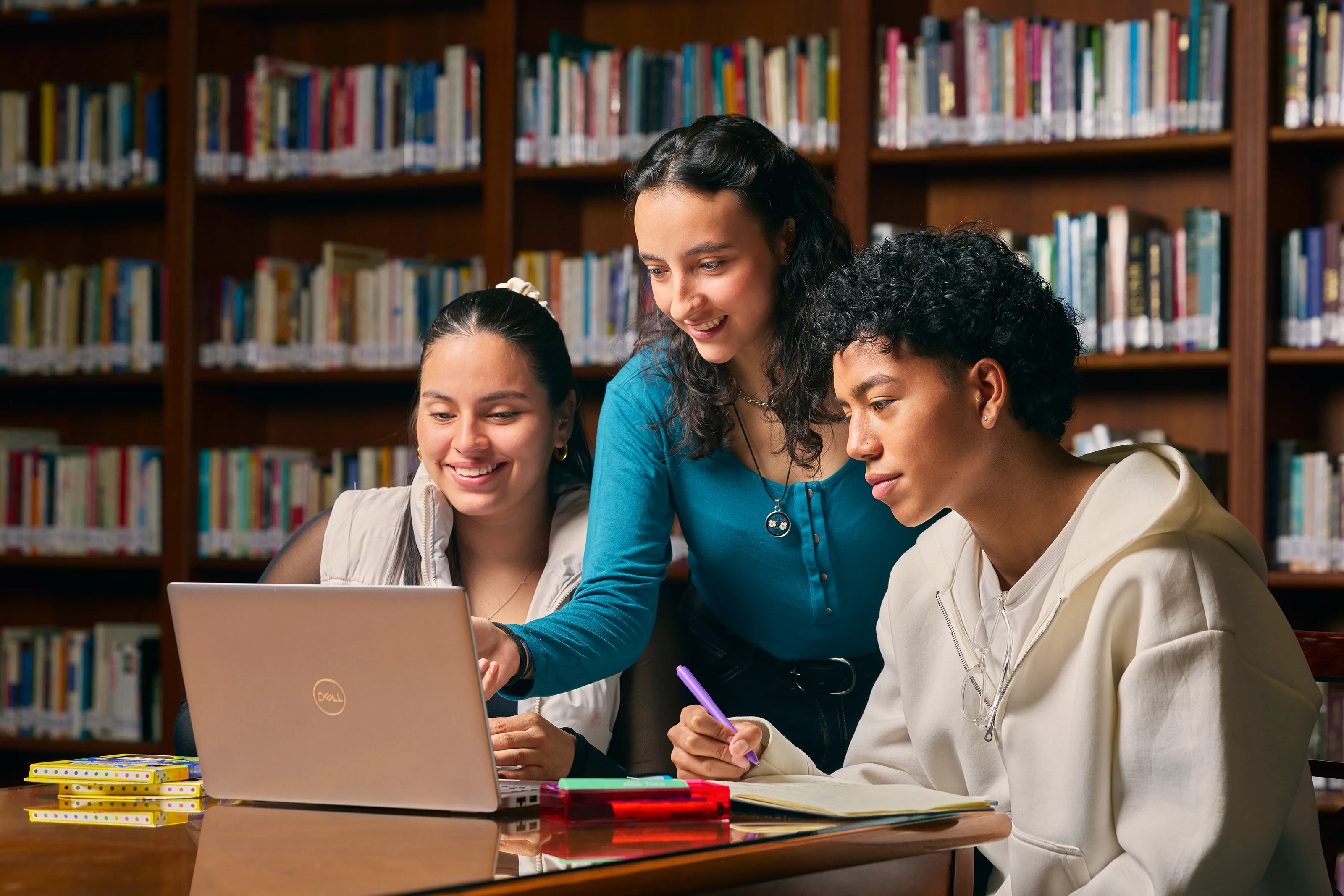 estudiantes en biblioteca