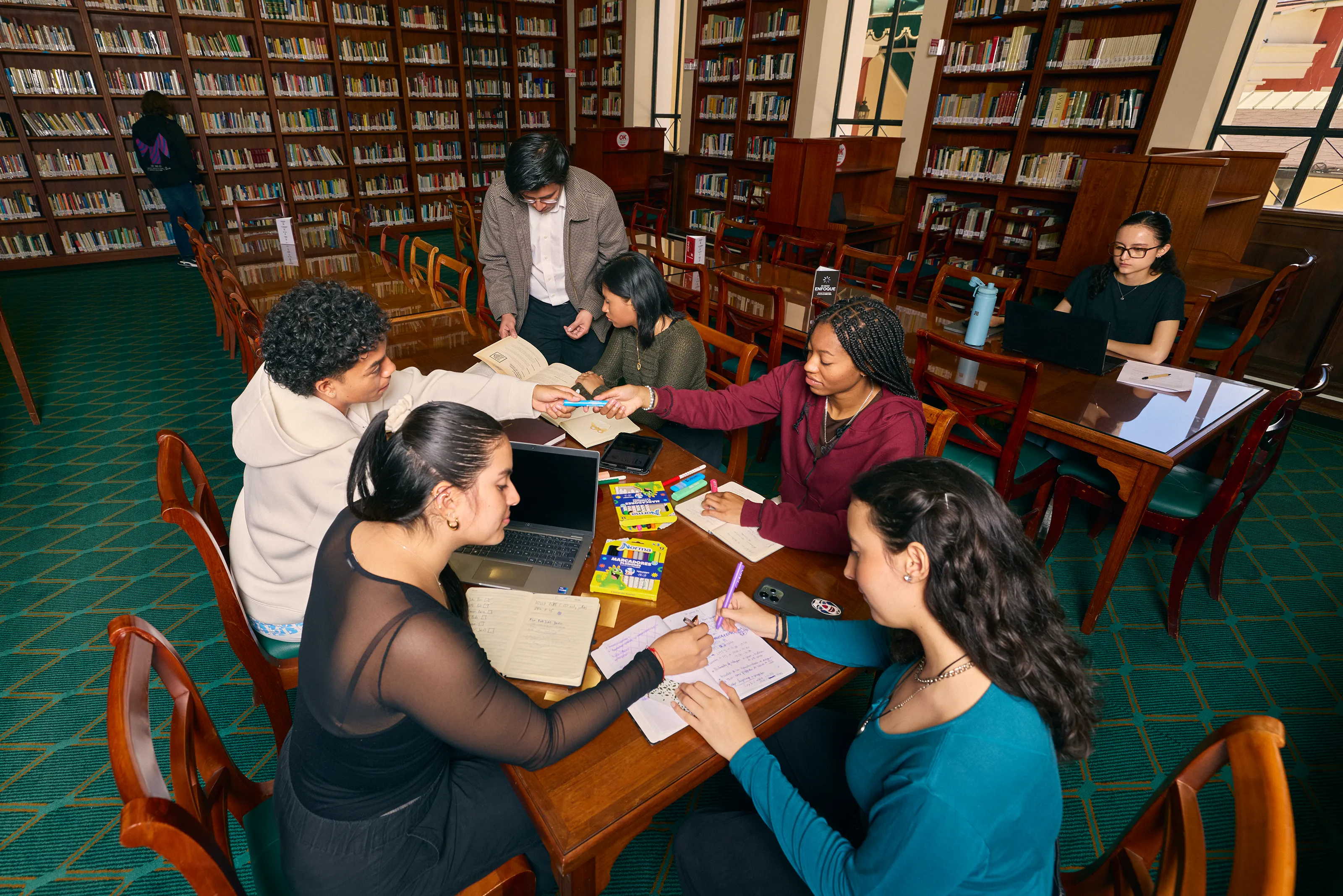usfq-posgrado-maestria-profesional-educacion-reunion-biblioteca.webp