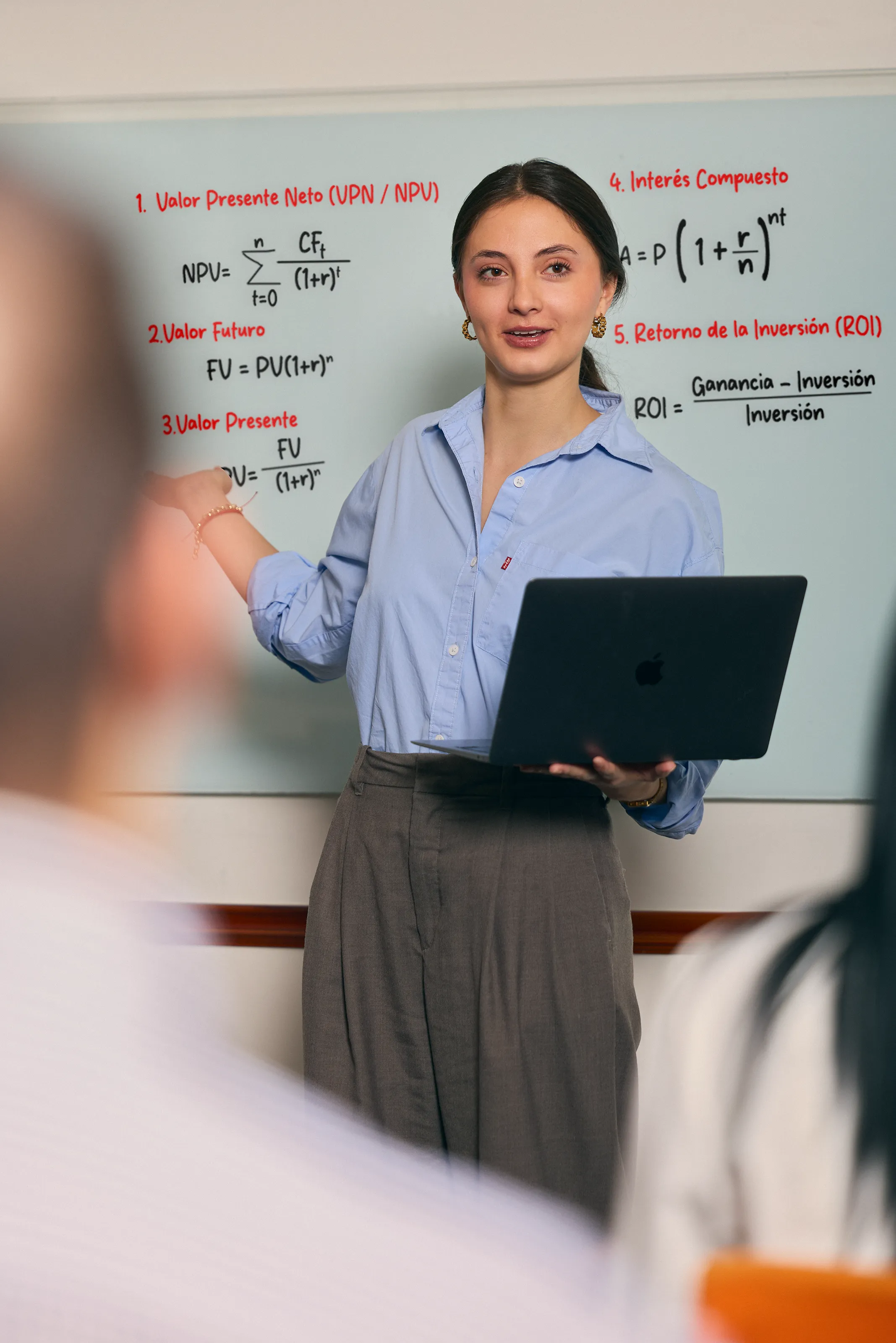 usfq-posgrado-maestria-profesional-finanzas-profesora.webp