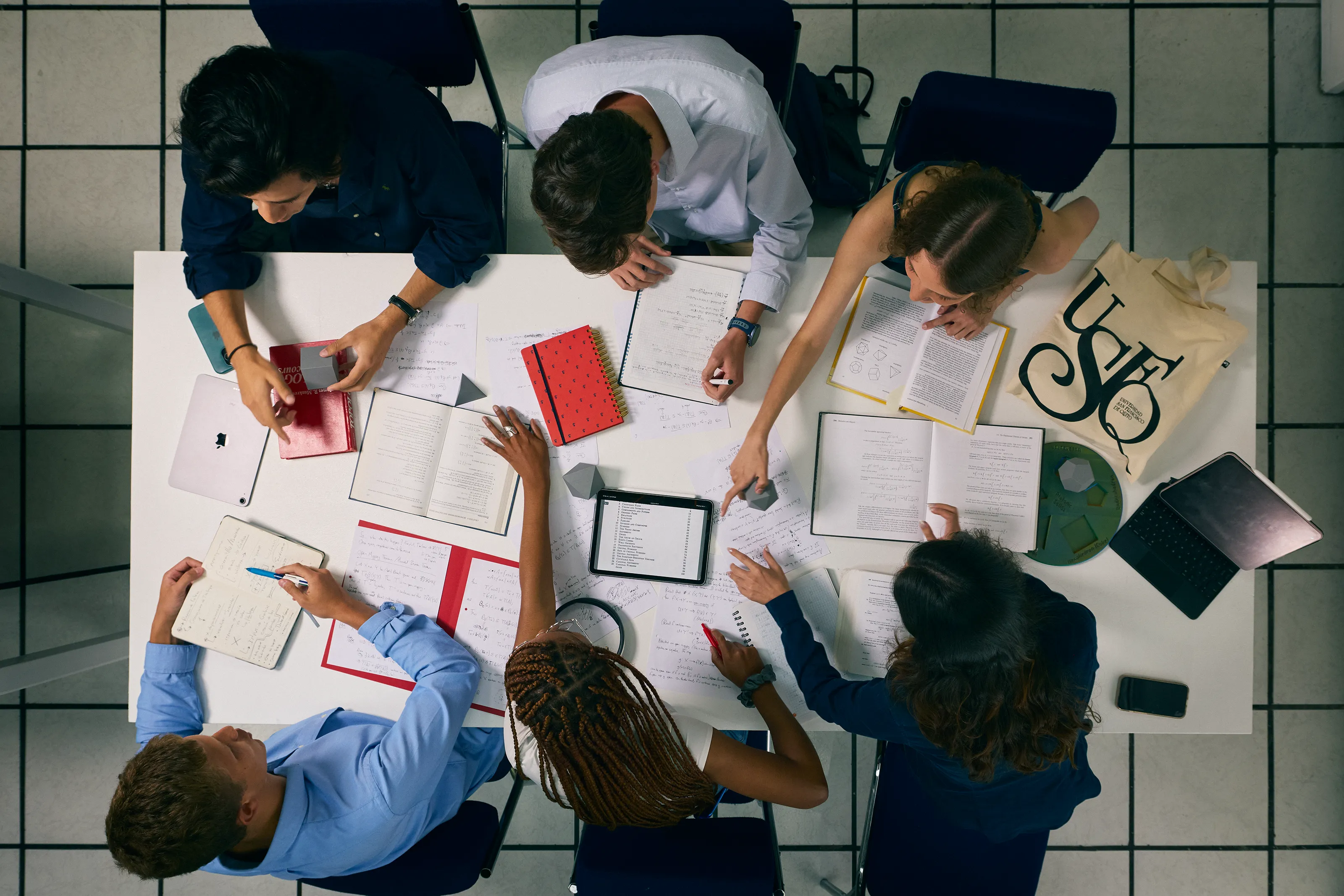 usfq-pregrado-matematicas-clase-estudiantes-mesa