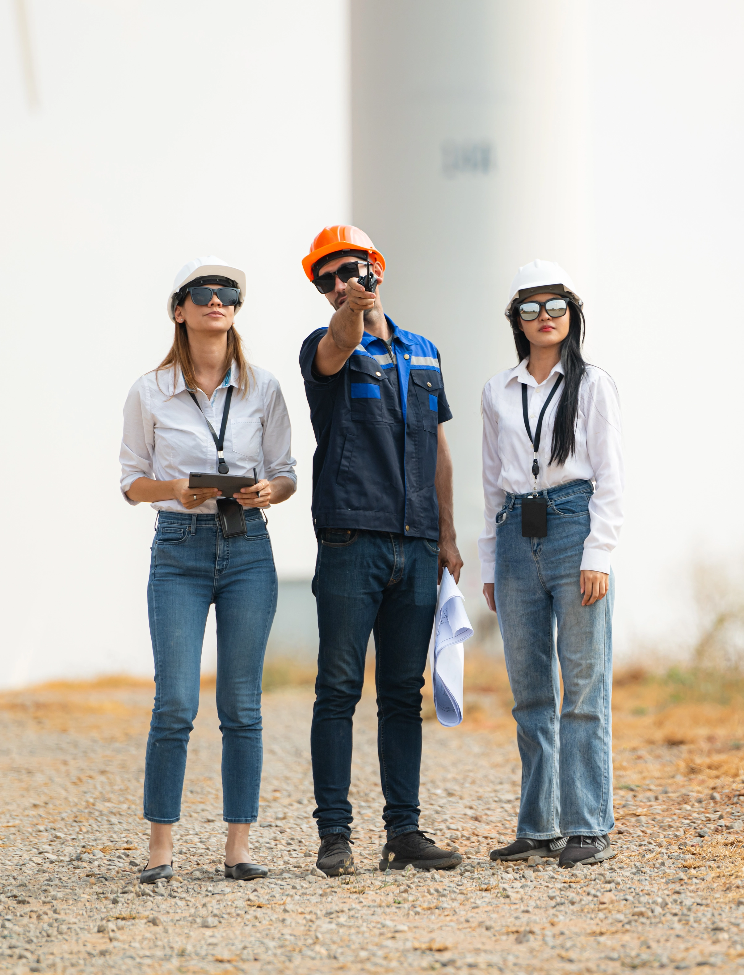 wind-turbine-engineers-discuss-project-at-wind-far-2026-03-17-17-38-35-utc