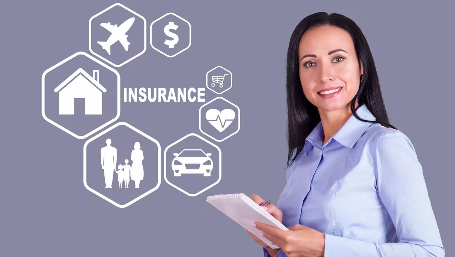 Mujer profesional sonriente junto a iconos que representan seguros para hogar, familia, autos, salud, viajes y compras, ilustrando la diversidad de productos de aseguradora