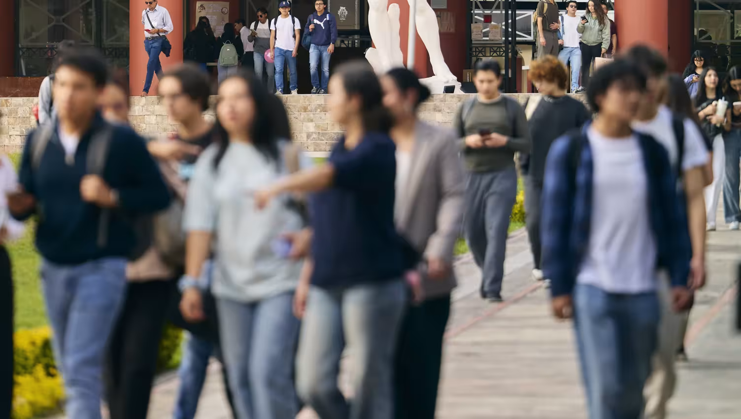 estudiantes en movimiento