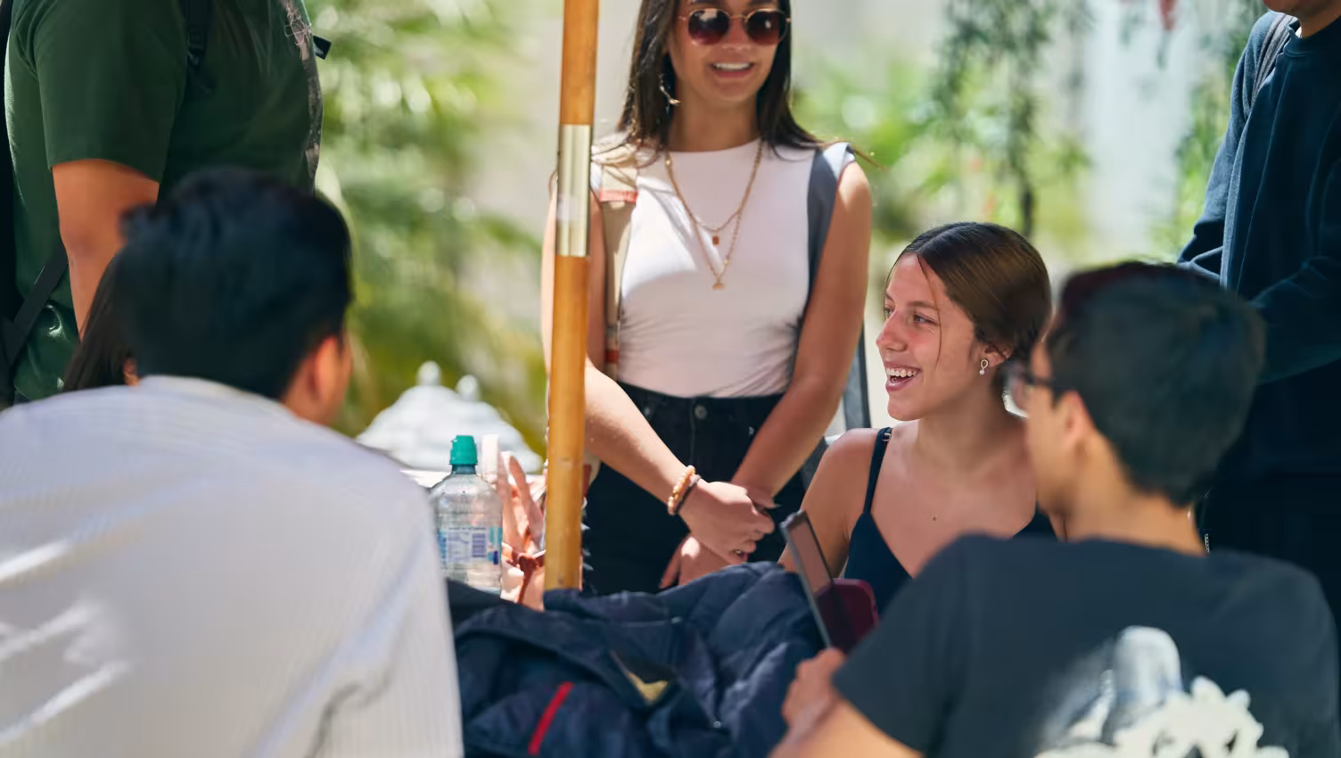 estudiantes en patio