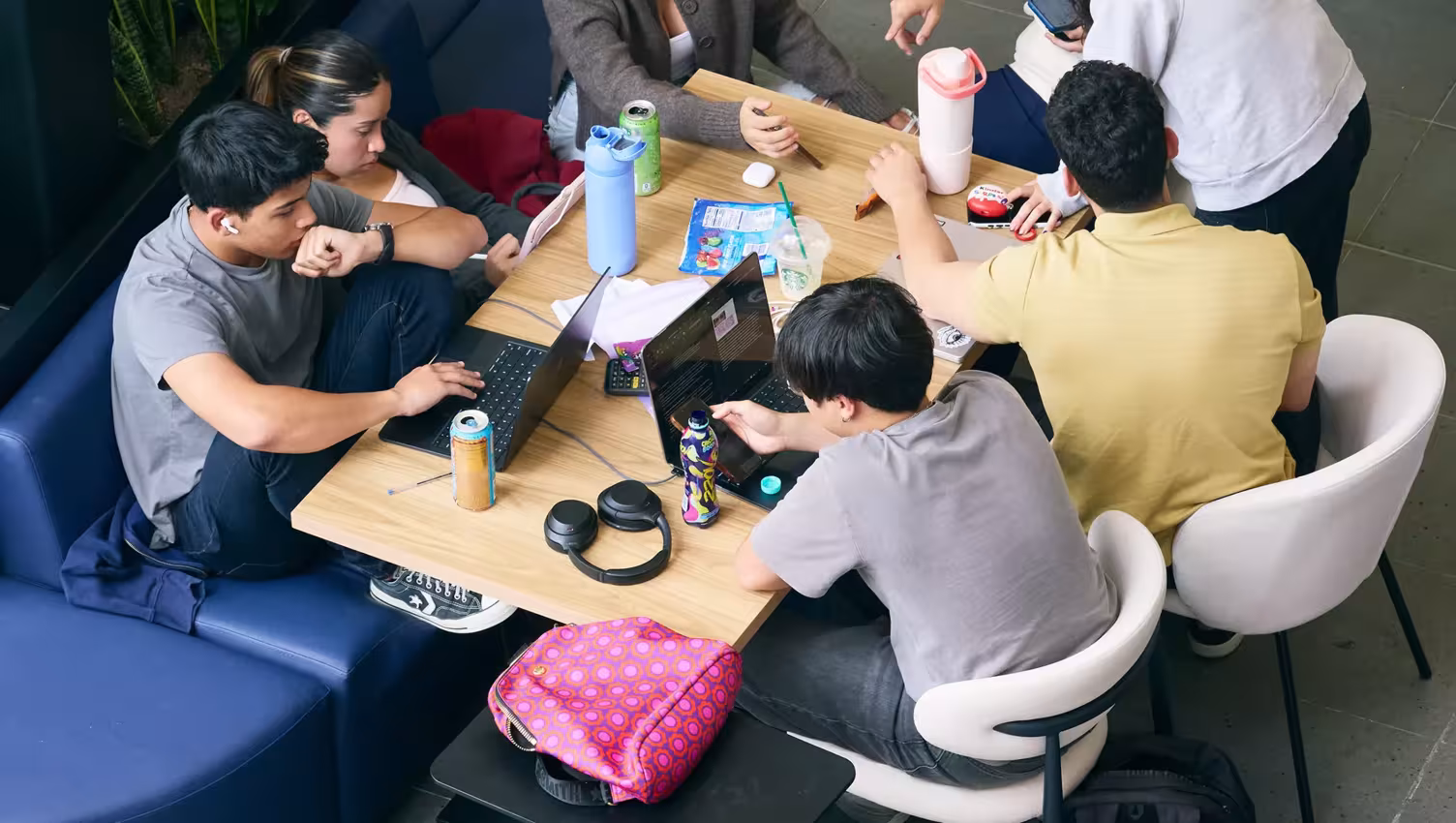 estudiantes en mesa