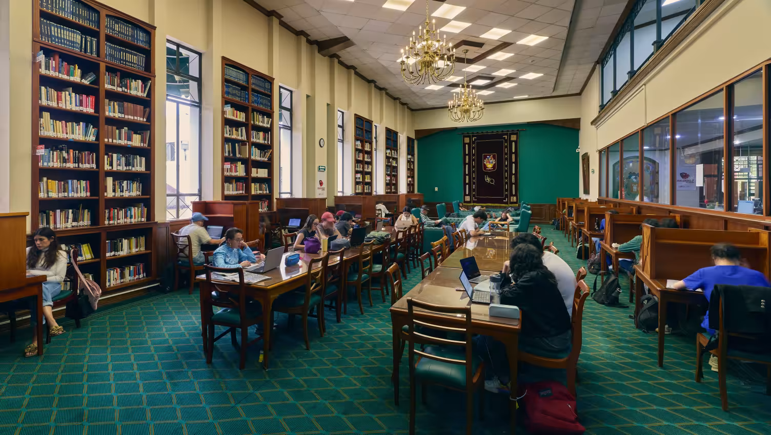 estudiantes en biblioteca