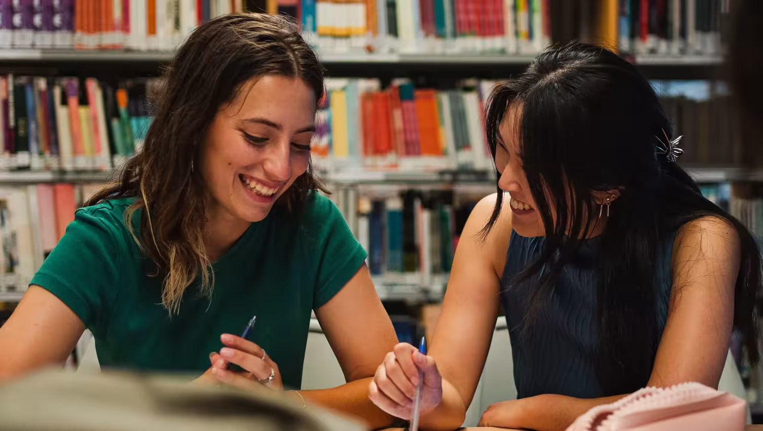chicas estudiando