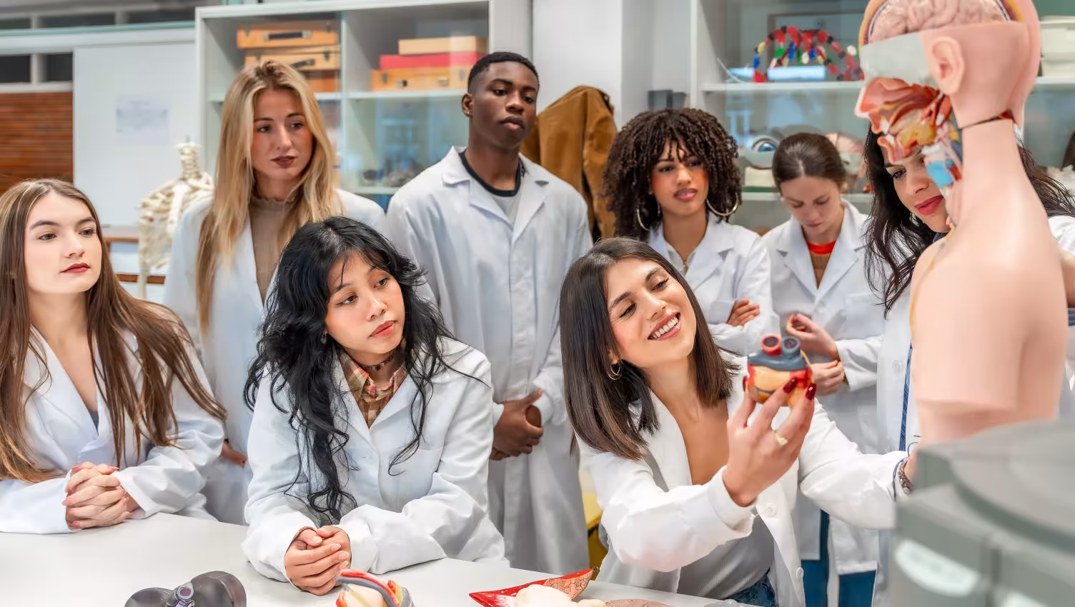 estudiantes en clase de anatomía
