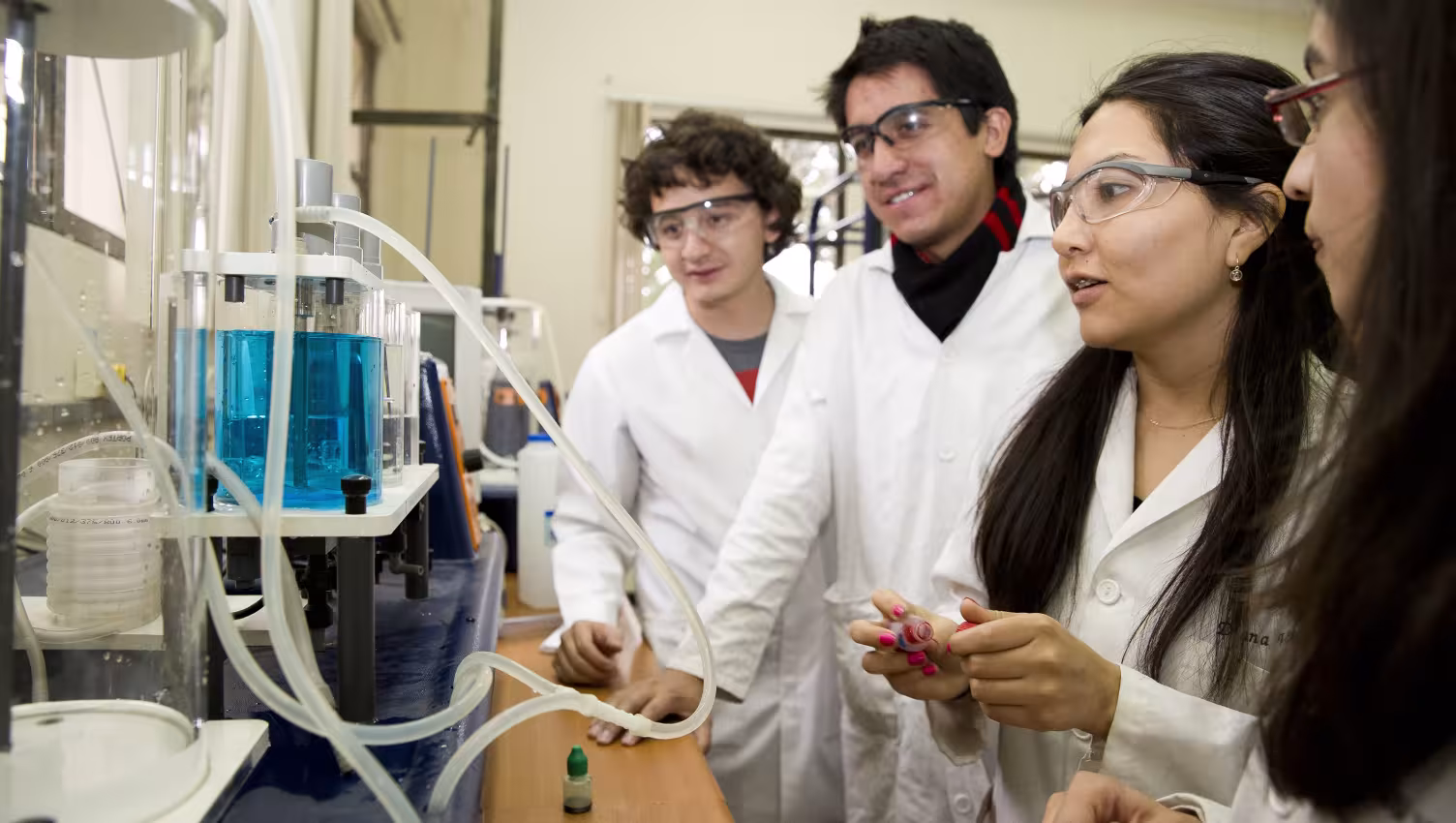 estudiantes en laboratorio