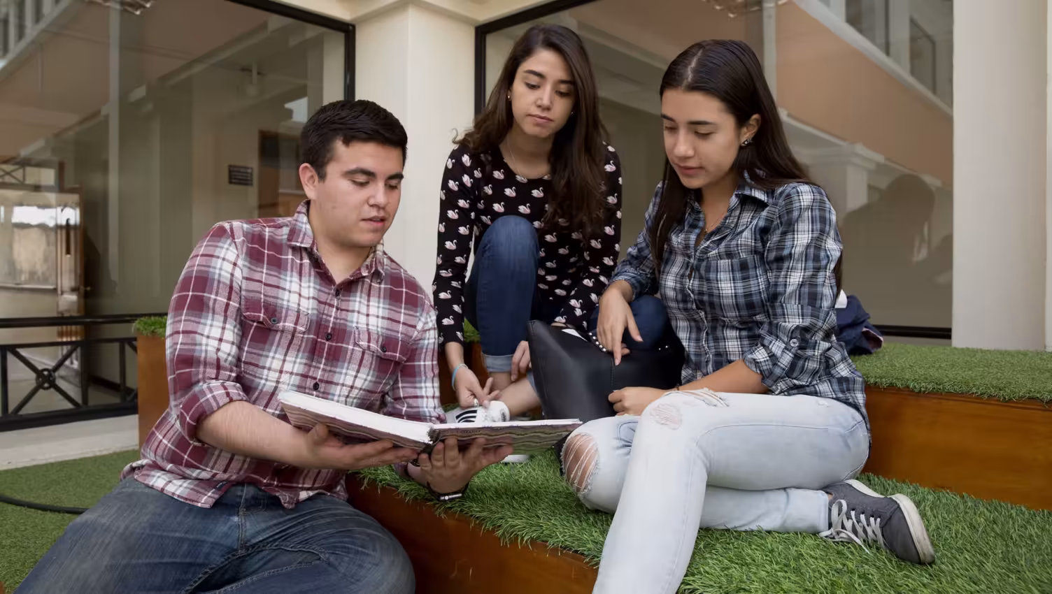 tres estudiantes sentados
