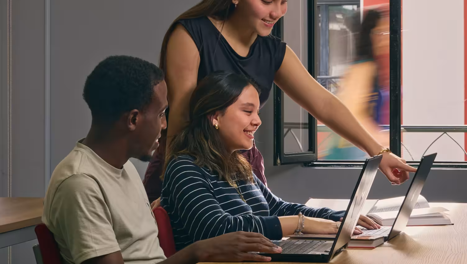 estudiantes frente a laptop