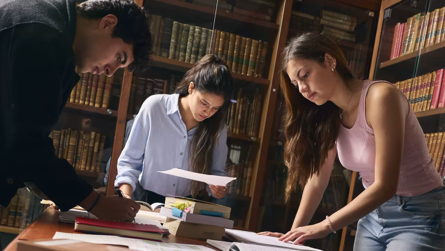 estudiantes biblioteca