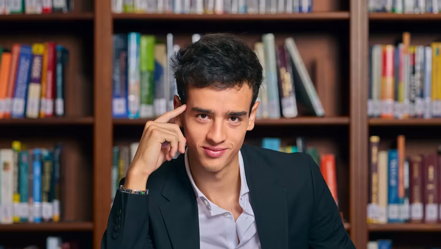 estudiante en biblioteca
