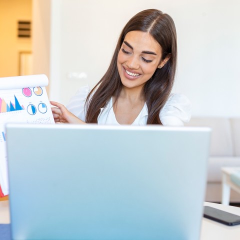 Mujer presentando gráficos y datos en una videollamada, representando el uso de la analítica de datos para la toma de decisiones estratégicas, en el curso de Decisiones Estratégicas con Analítica de Datos de la USFQ.